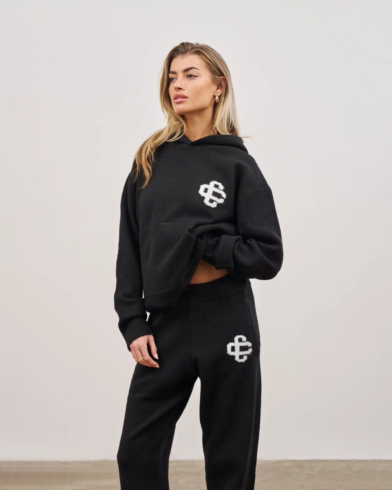 FLUFFY KNIT EMBLEM HOODIE - BLACK - Image 4