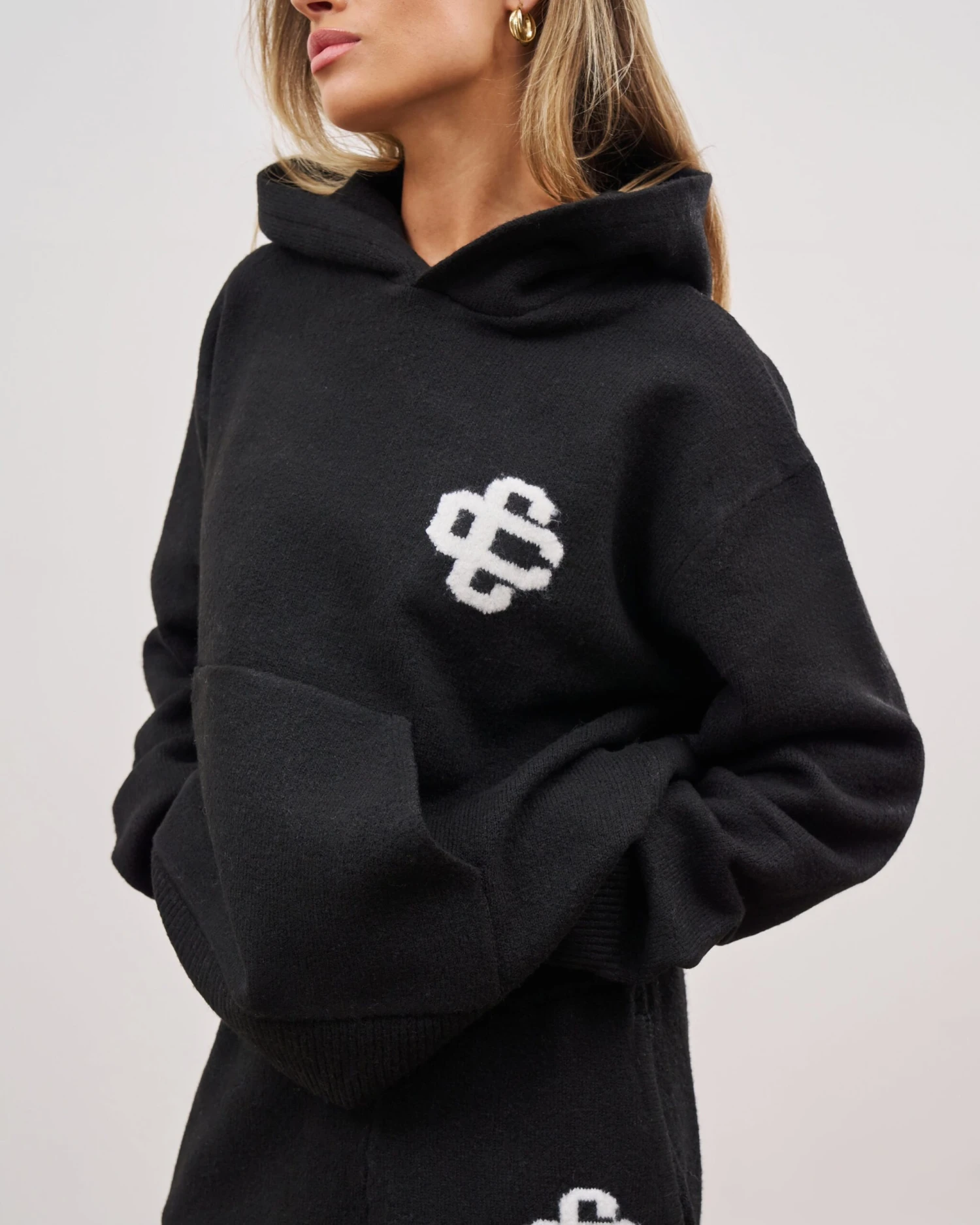 FLUFFY KNIT EMBLEM HOODIE - BLACK - Image 7