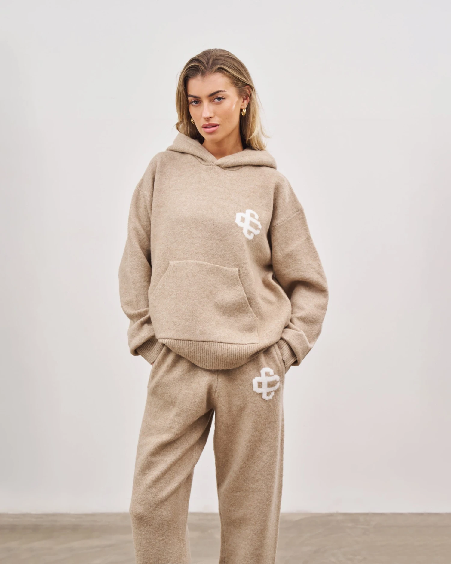 FLUFFY KNIT EMBLEM HOODIE - BEIGE - Image 7