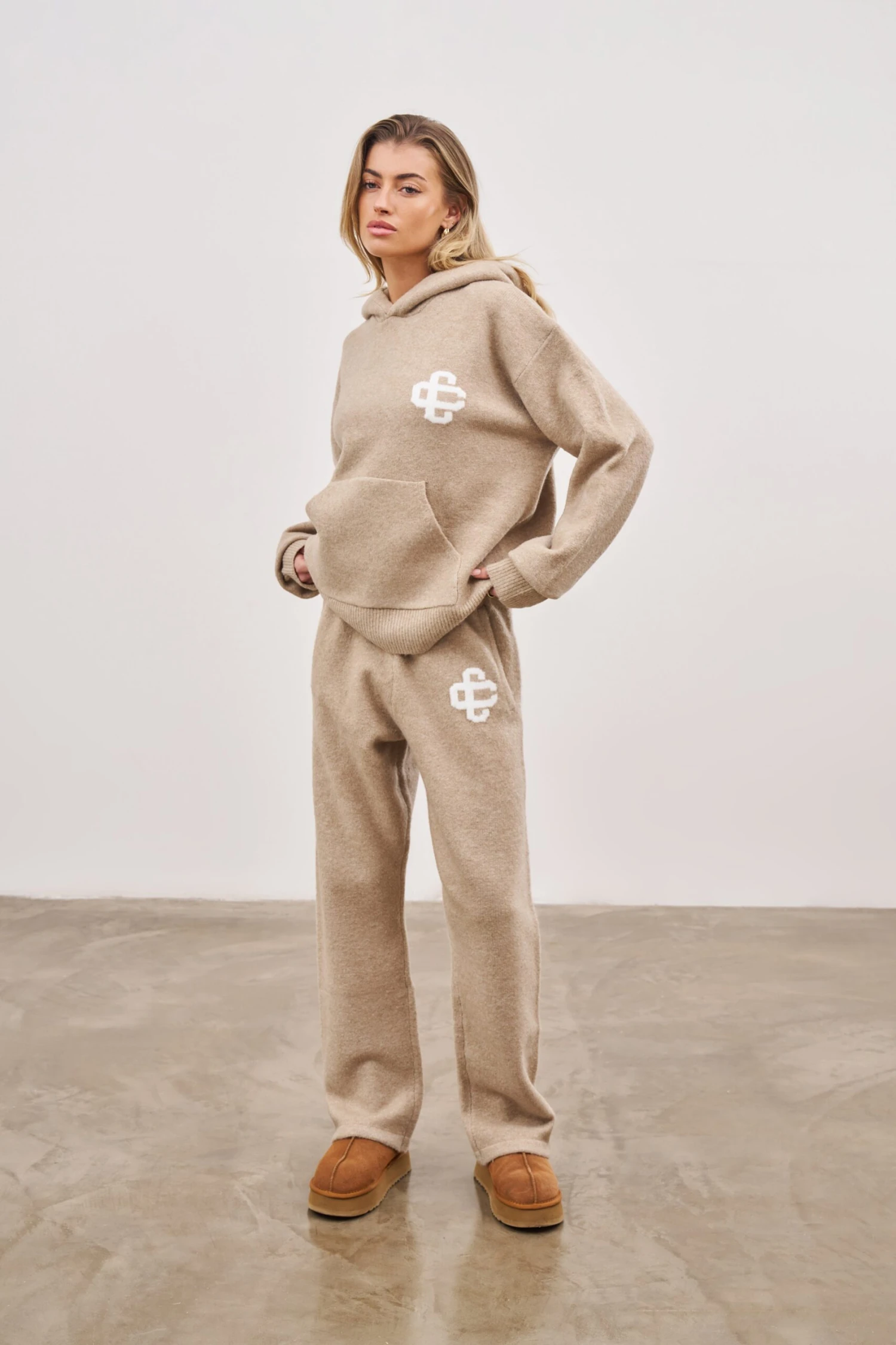 FLUFFY KNIT EMBLEM JOGGERS - BEIGE - Image 4