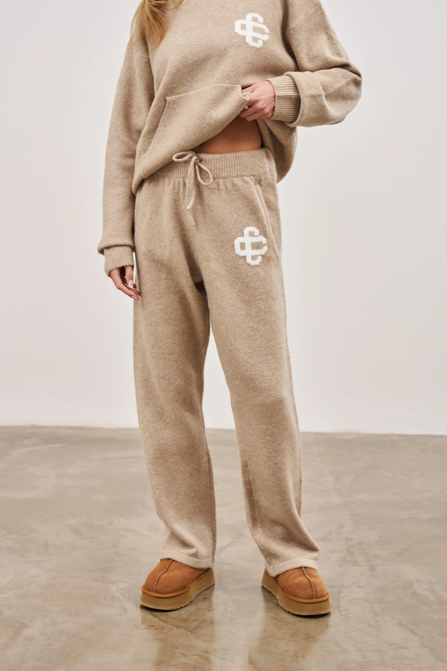 FLUFFY KNIT EMBLEM JOGGERS - BEIGE - Image 5