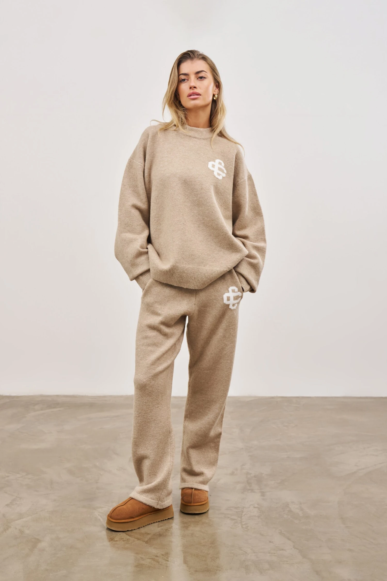 FLUFFY KNIT EMBLEM CREW - BEIGE - Image 6