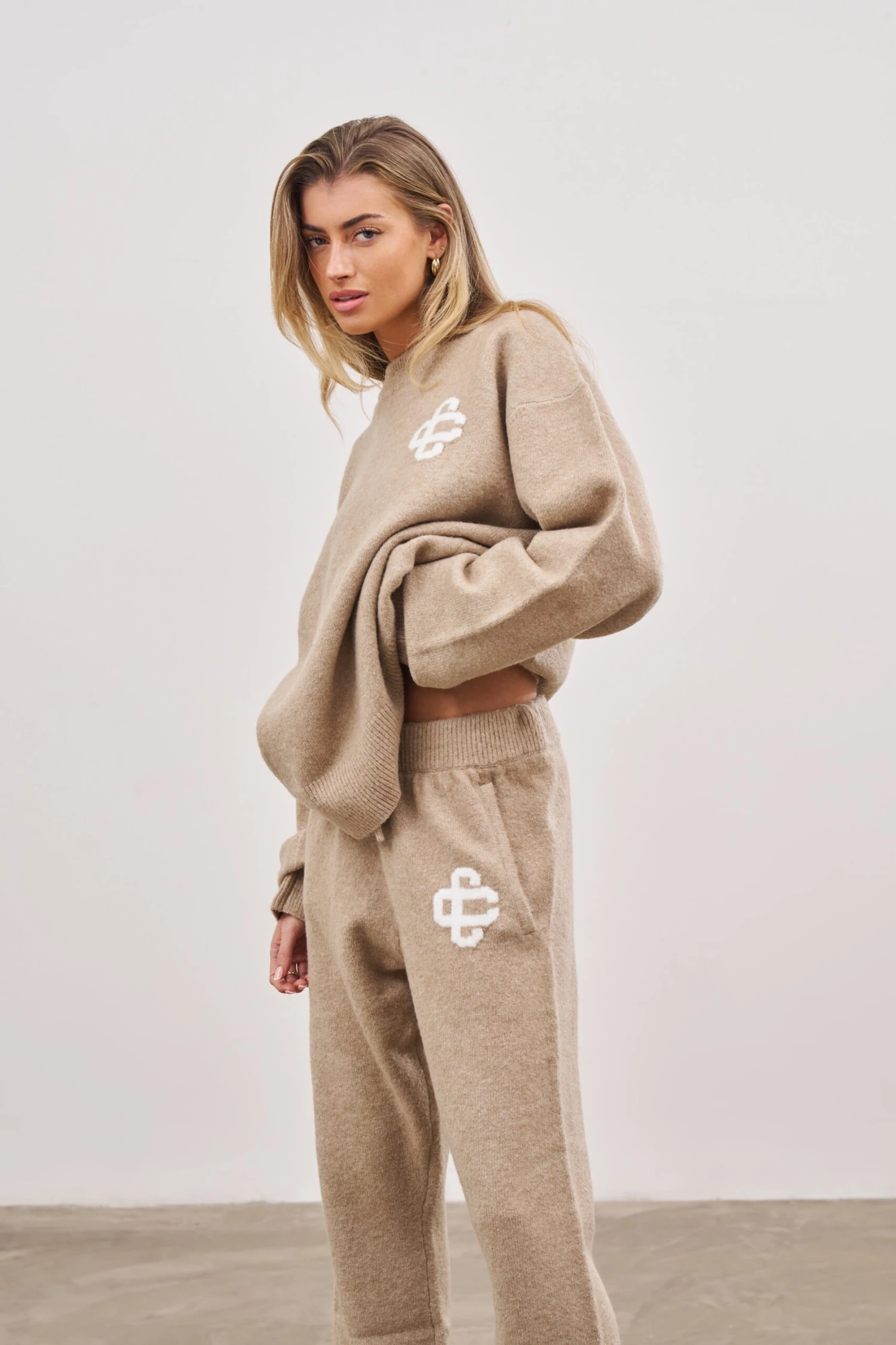 FLUFFY KNIT EMBLEM CREW - BEIGE - Image 7