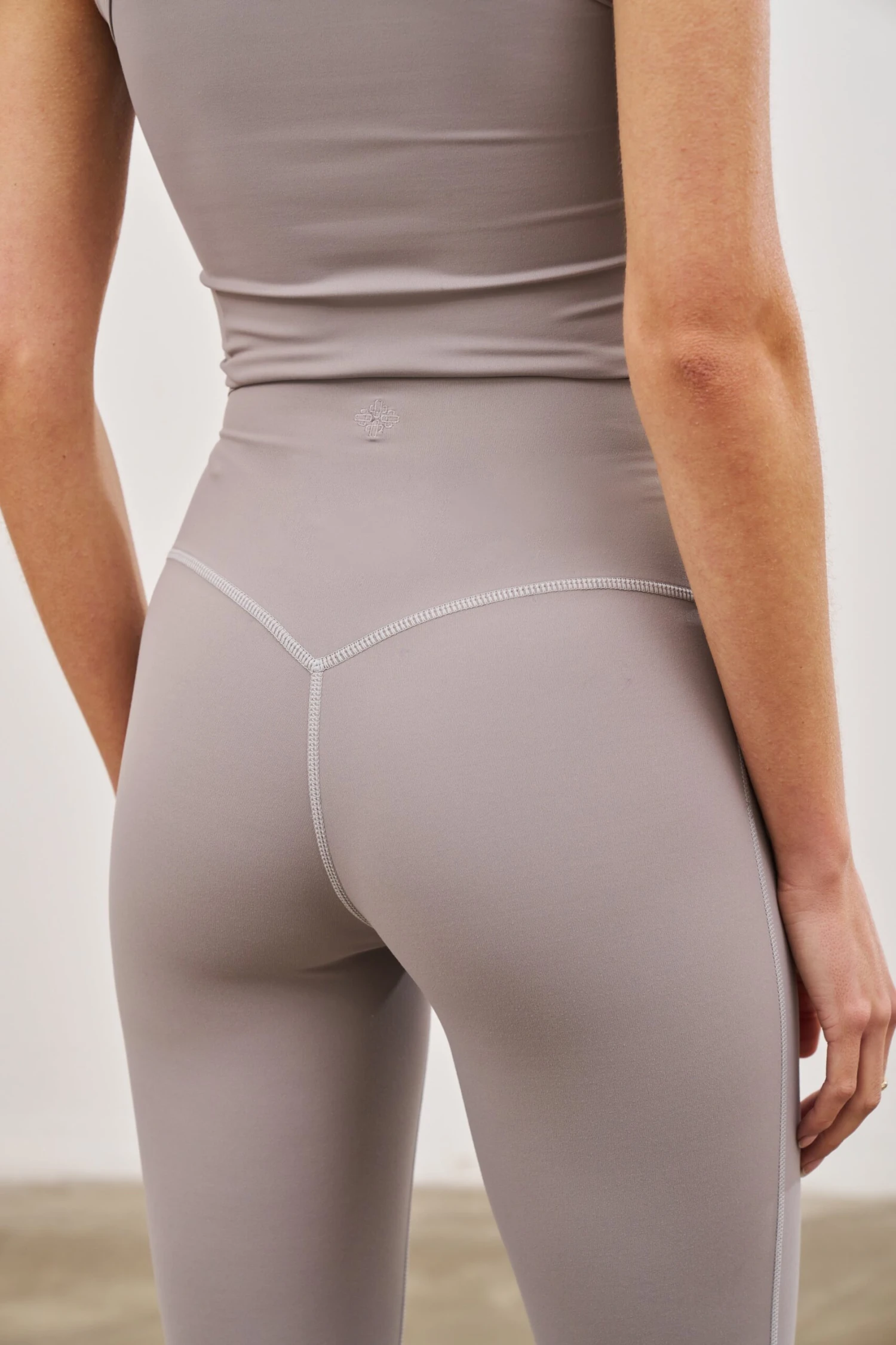 EMBLEM SCULPTING STRETCH LEGGINGS - GREY - Image 6