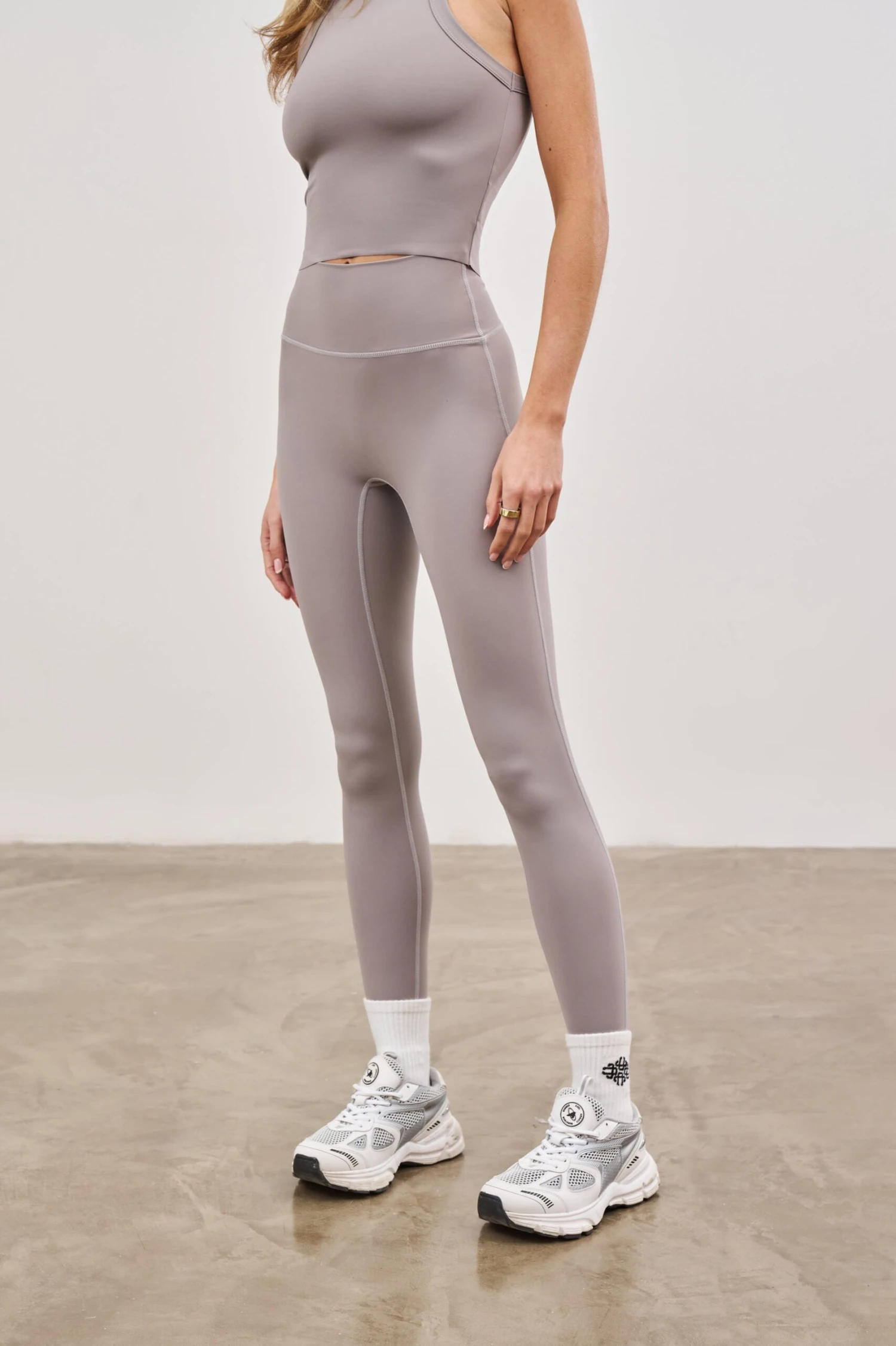 EMBLEM SCULPTING STRETCH LEGGINGS - GREY - Image 3