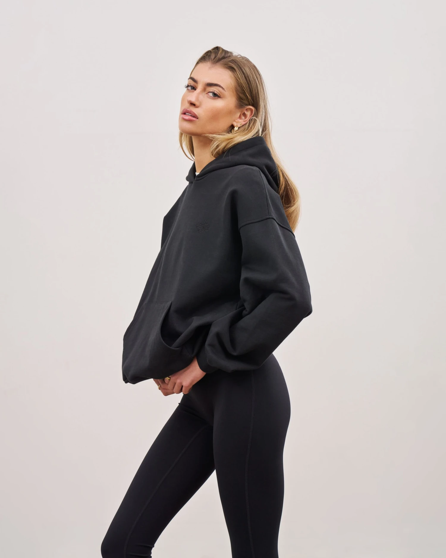 OUTLINE EMBLEM RELAXED HOODIE - BLACK - Image 3