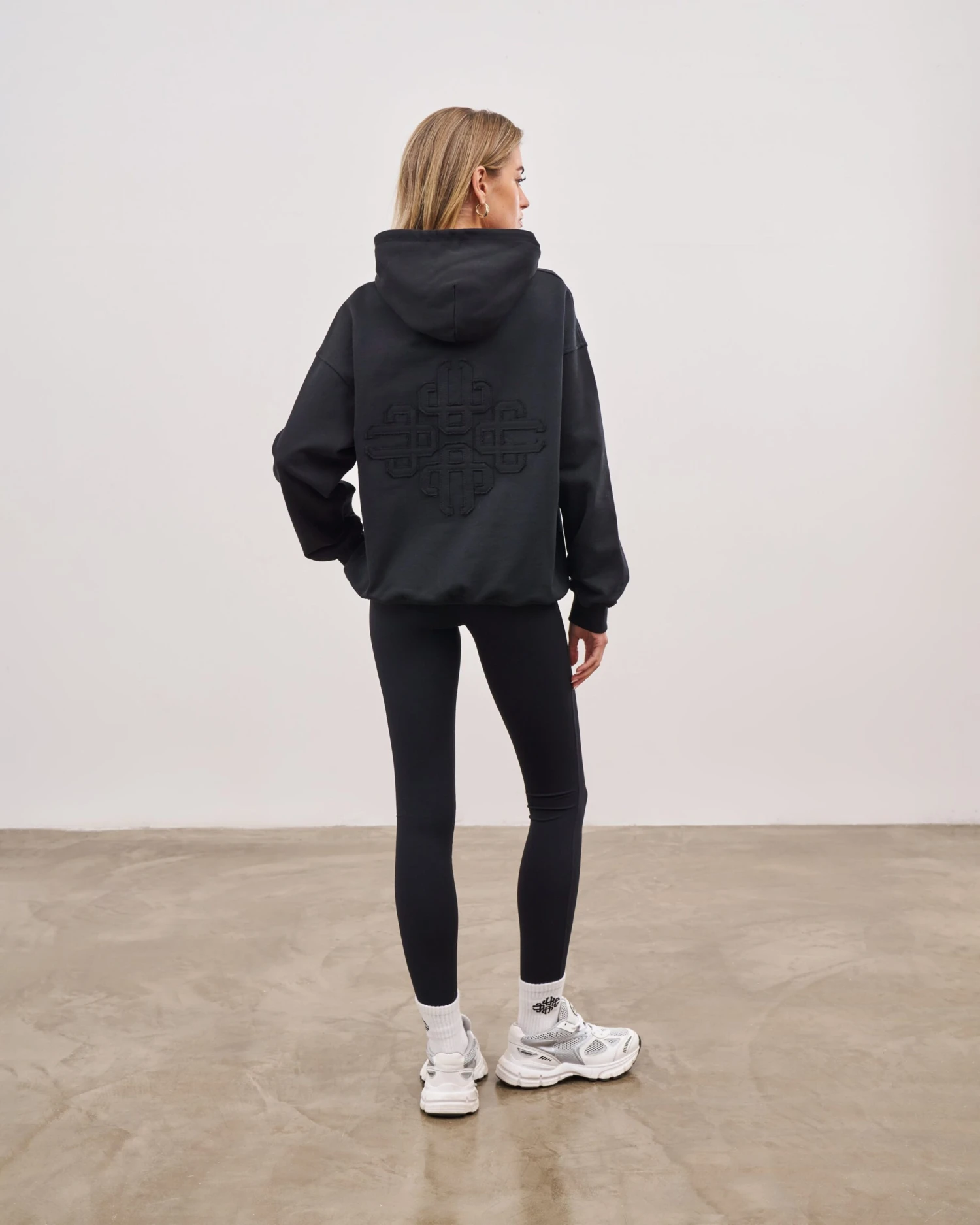 OUTLINE EMBLEM RELAXED HOODIE - BLACK - Image 7