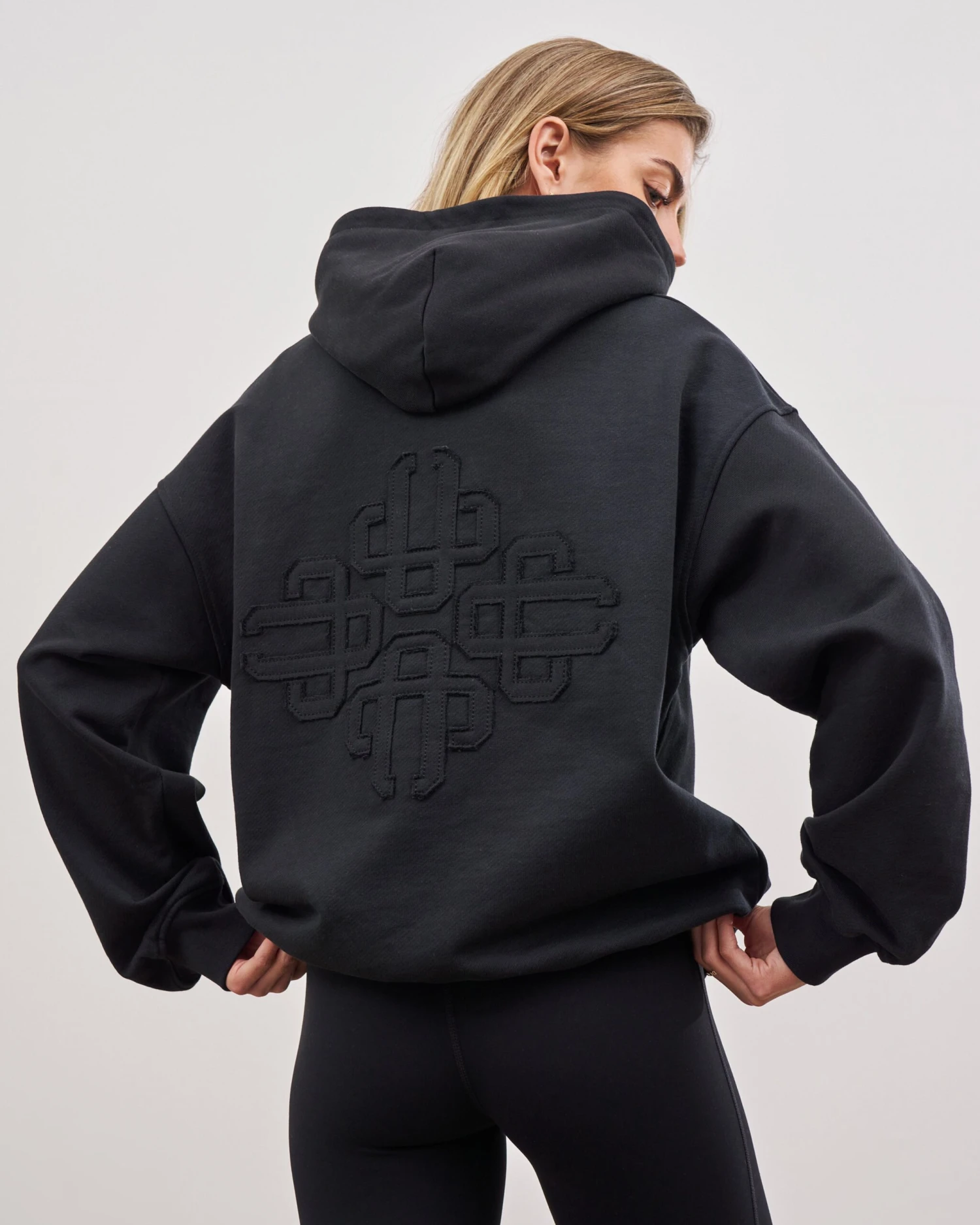 OUTLINE EMBLEM RELAXED HOODIE - BLACK - Image 5