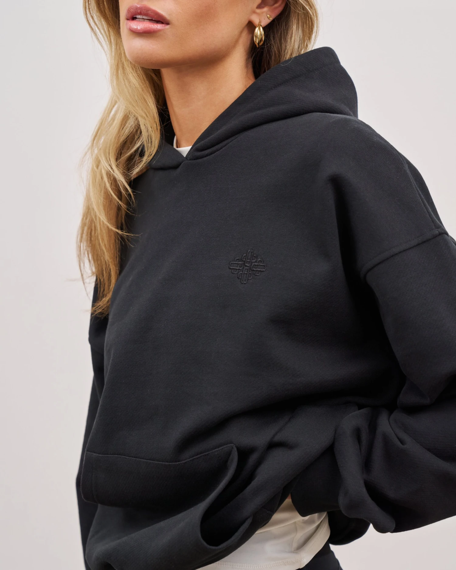 OUTLINE EMBLEM RELAXED HOODIE - BLACK - Image 4