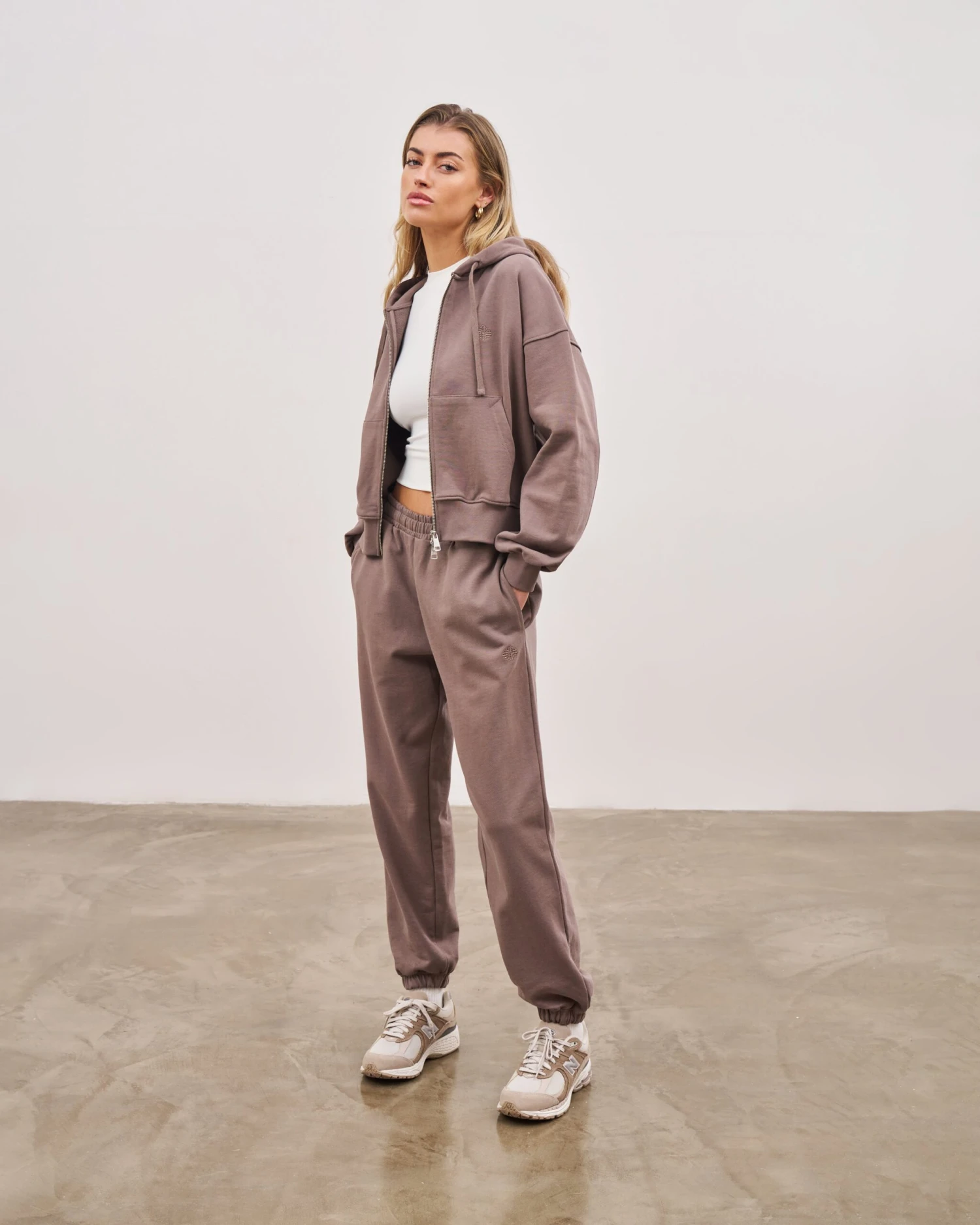 EMBLEM RELAXED JOGGERS - BROWN - Image 6