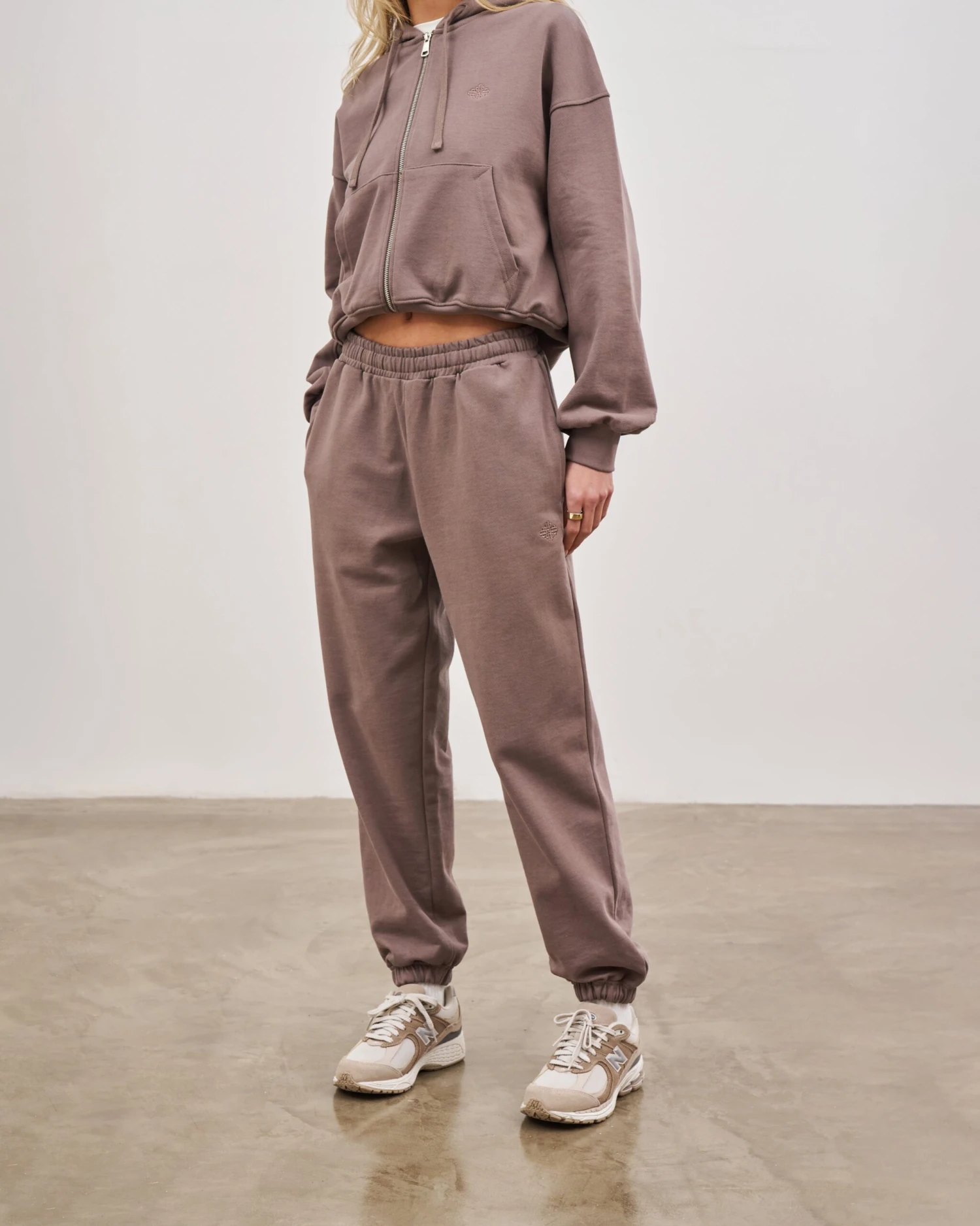 EMBLEM RELAXED JOGGERS - BROWN - Image 2