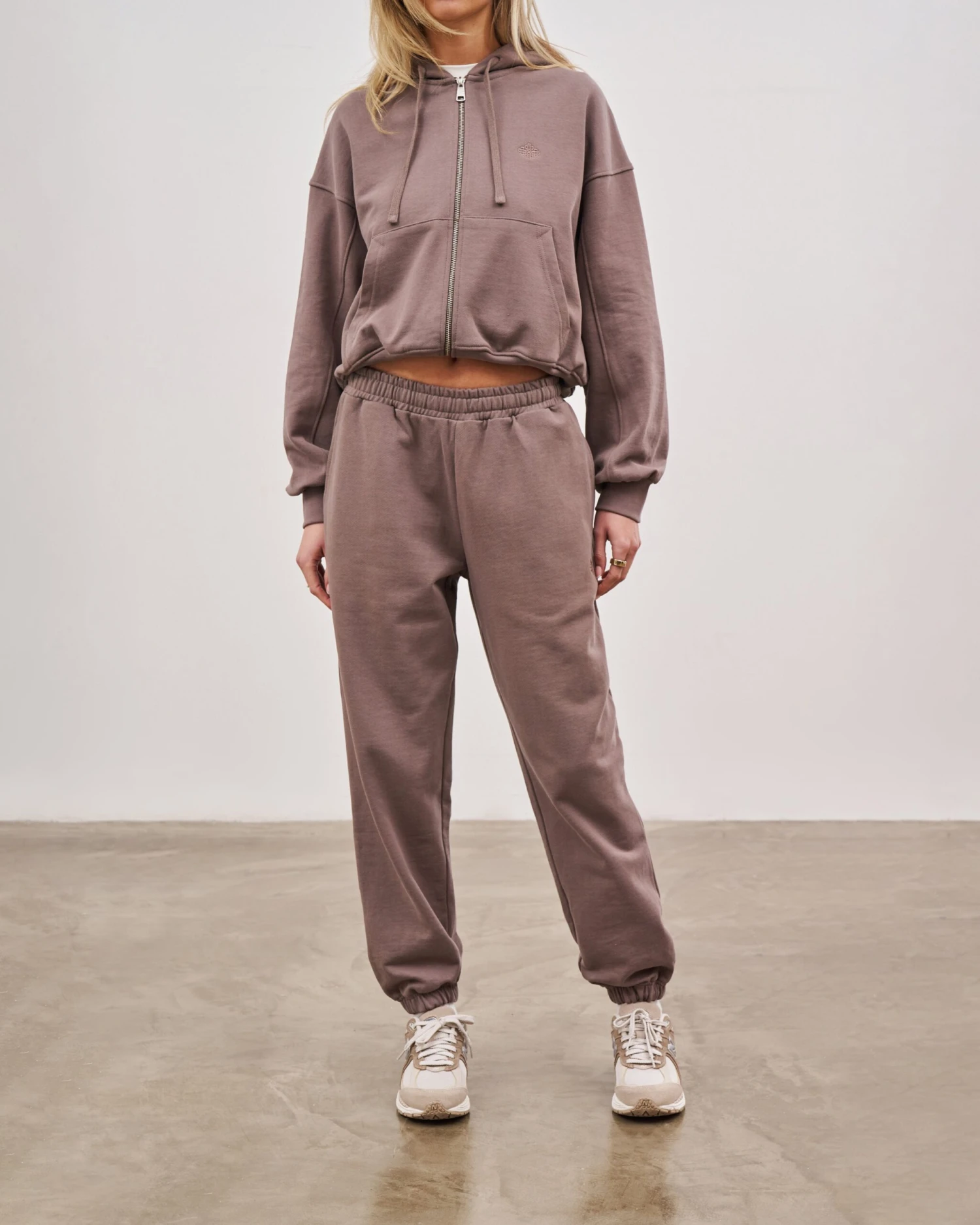 EMBLEM RELAXED JOGGERS - BROWN - Image 7