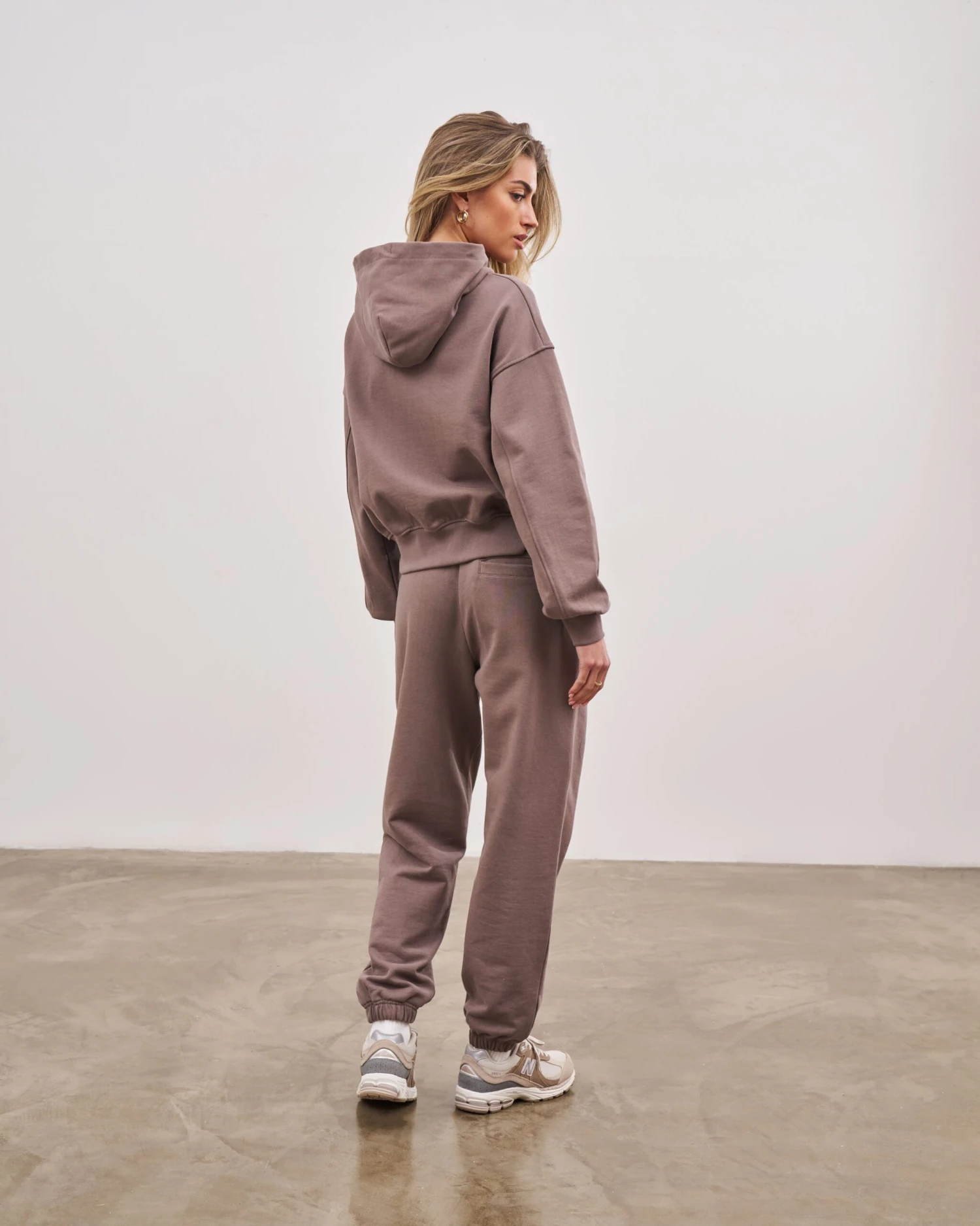 EMBLEM RELAXED JOGGERS - BROWN - Image 9