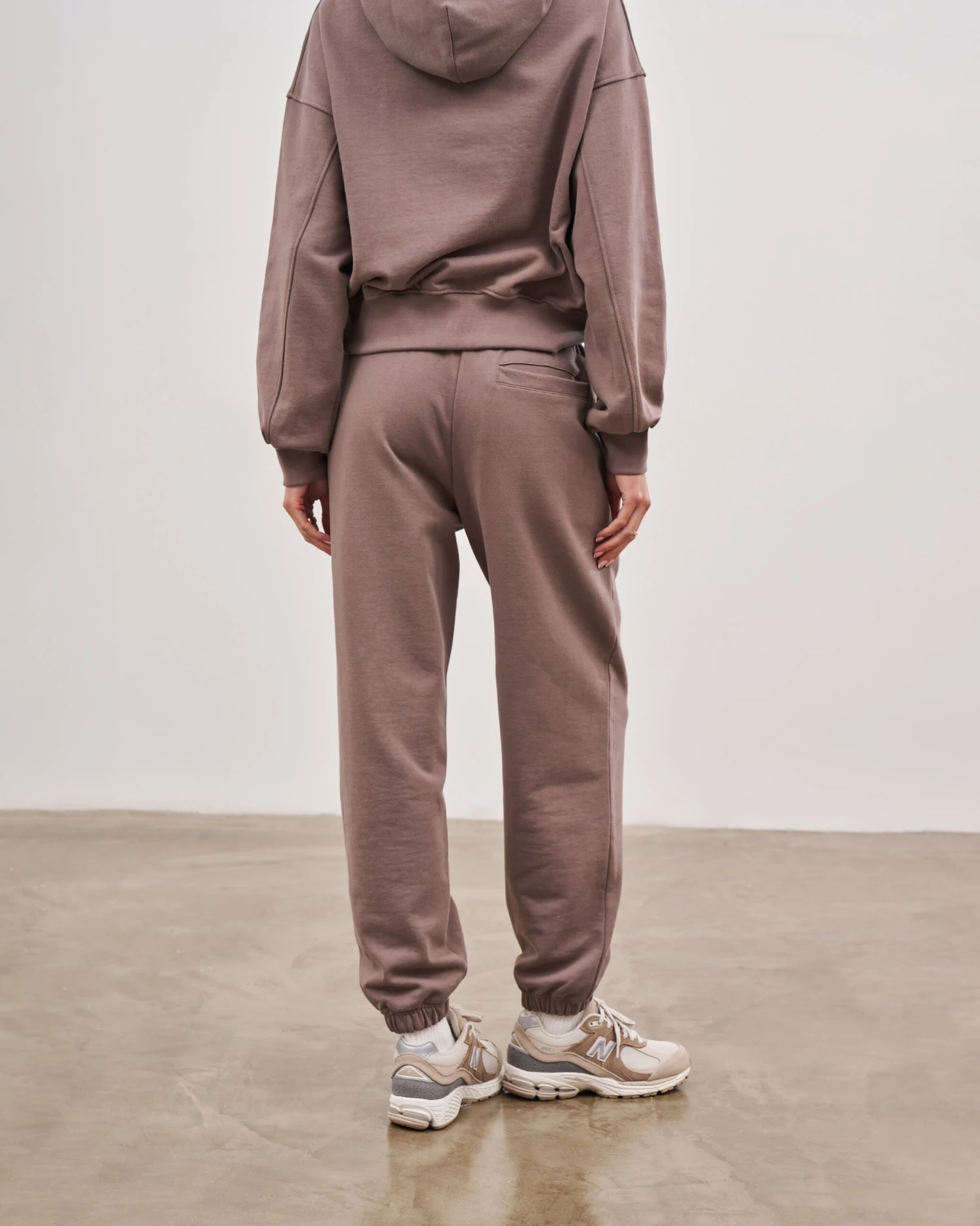 EMBLEM RELAXED JOGGERS - BROWN - Image 5