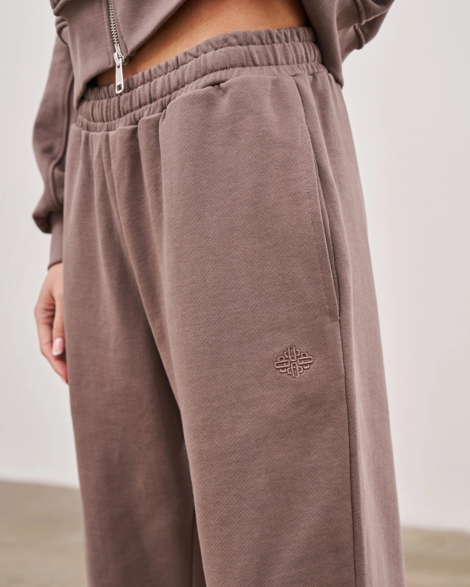 EMBLEM RELAXED JOGGERS - BROWN - Image 4