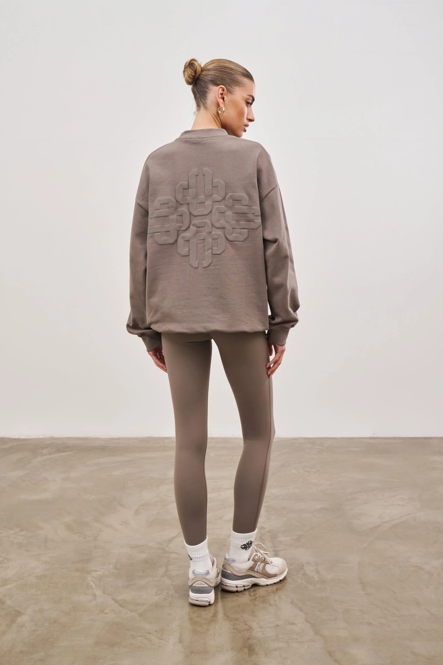EMBLEM OVERSIZED SWEATSHIRT - COCOA - Image 5