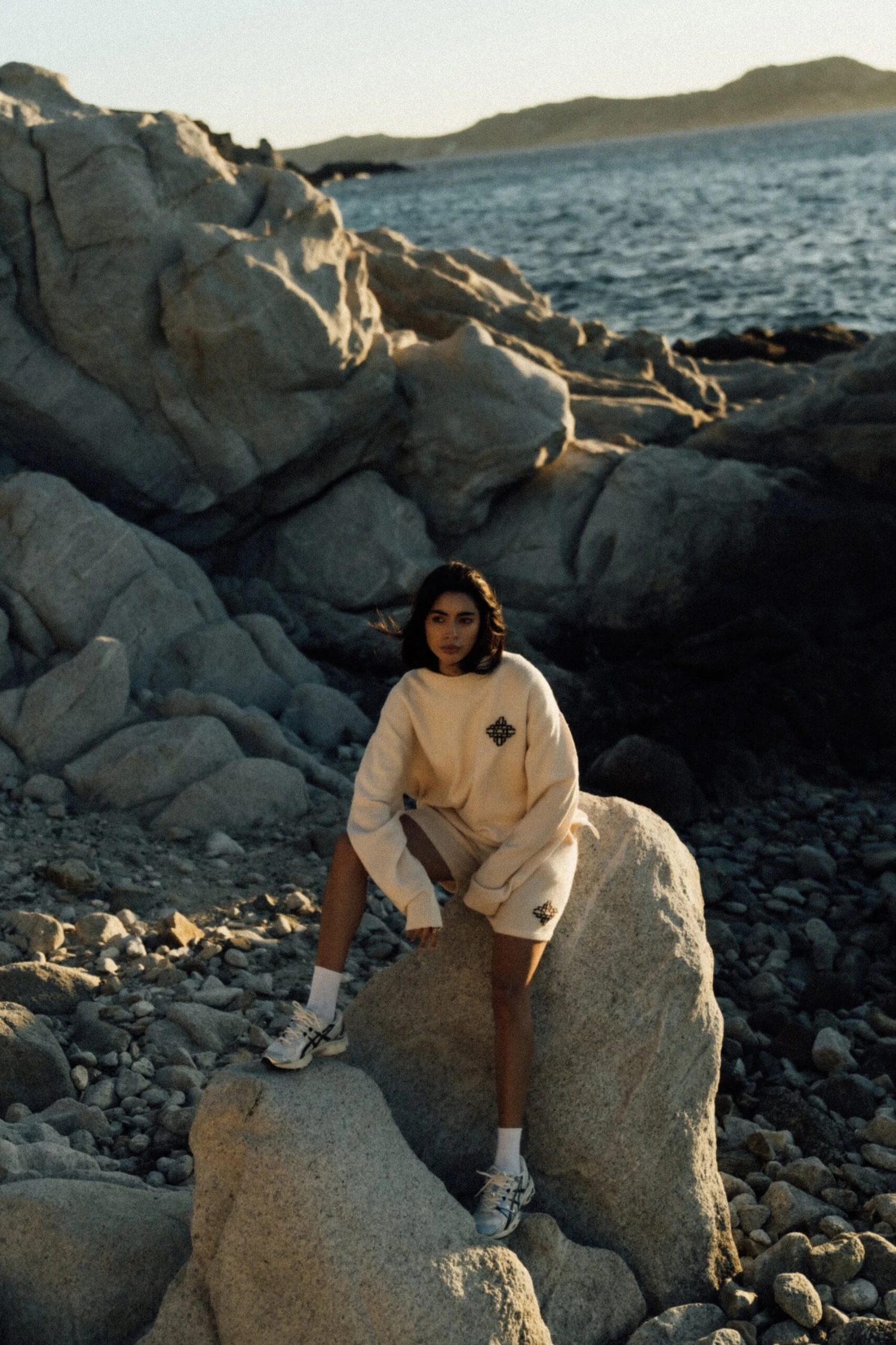 LIGHTWEIGHT FLUFFY KNIT EMBLEM CREW - OFF WHITE - Image 6