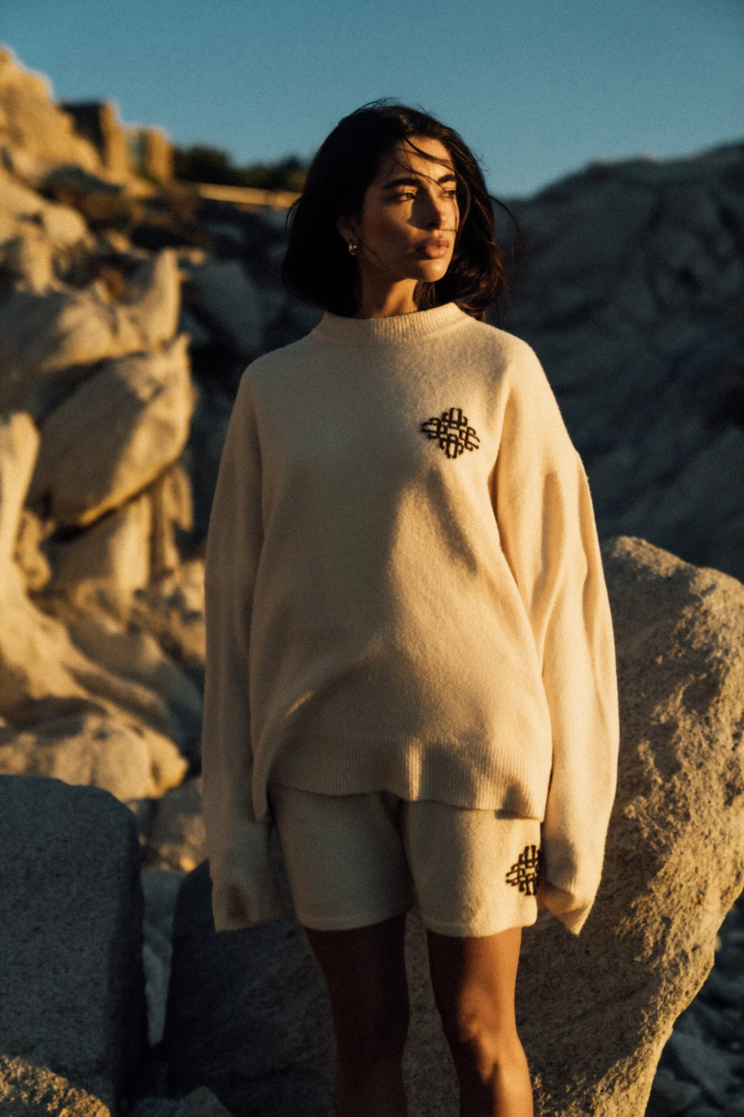 LIGHTWEIGHT FLUFFY KNIT EMBLEM CREW - OFF WHITE - Image 2