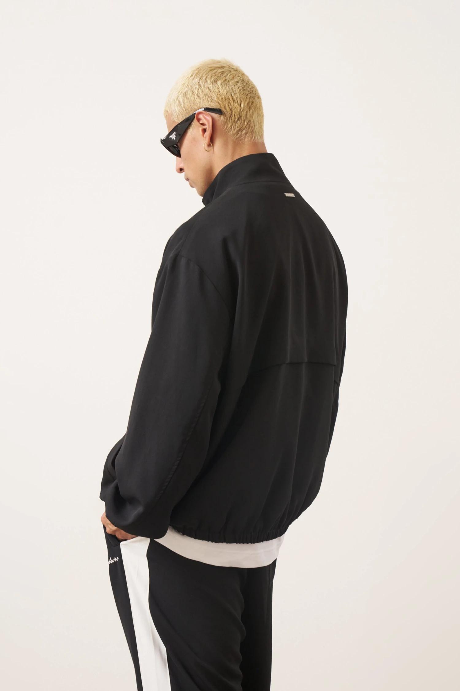 SMART LIGHTWEIGHT TRACK JACKET - BLACK - Image 5