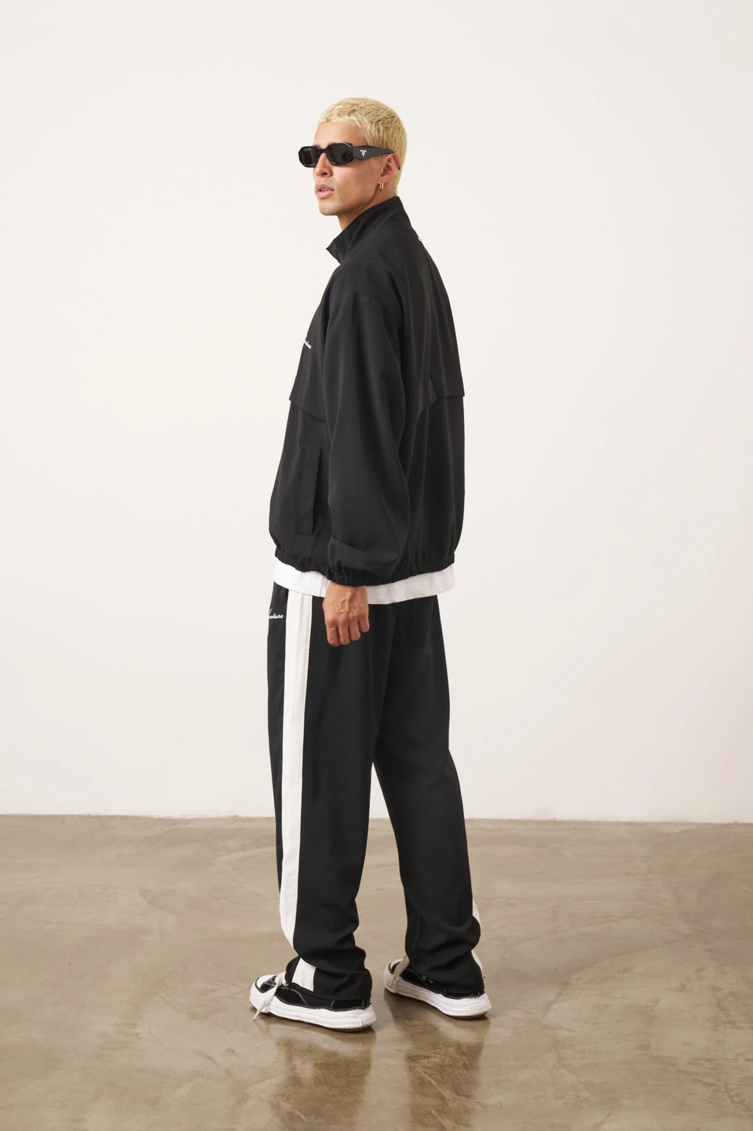 SMART LIGHTWEIGHT TRACK JACKET - BLACK - Image 6