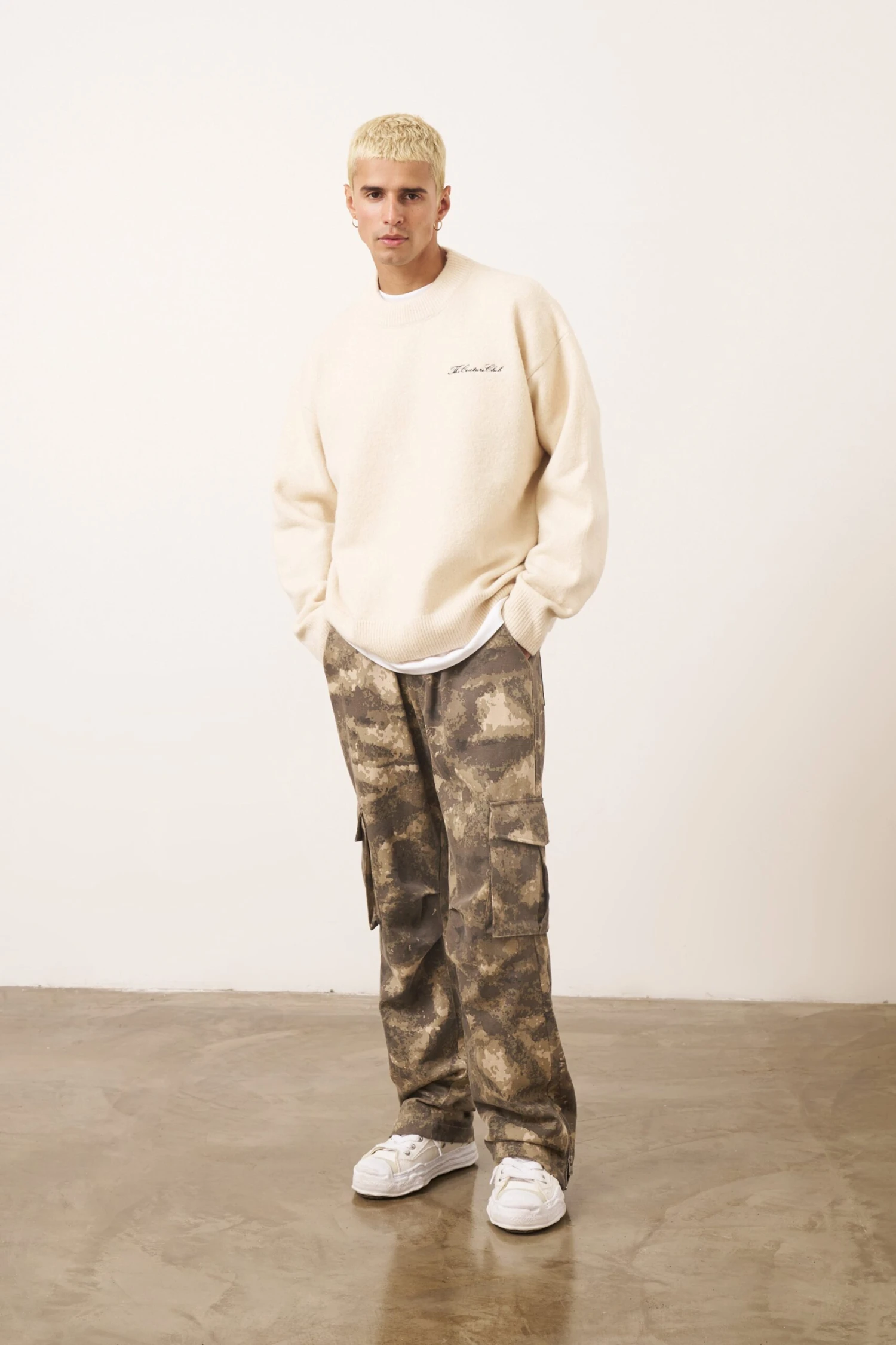 COUTURE SCRIPT KNITTED CREW - OFF WHITE - Image 4