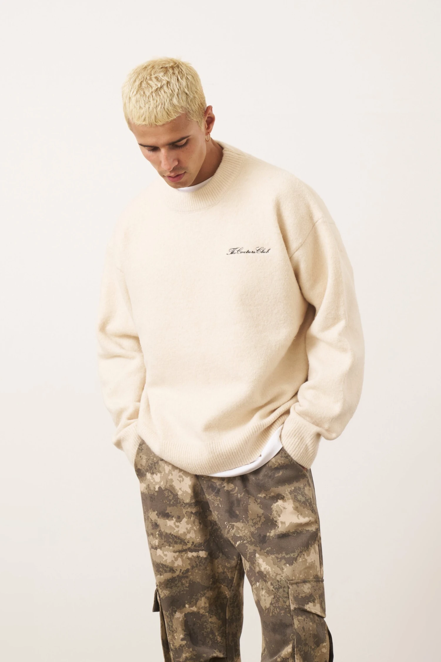 COUTURE SCRIPT KNITTED CREW - OFF WHITE - Image 2