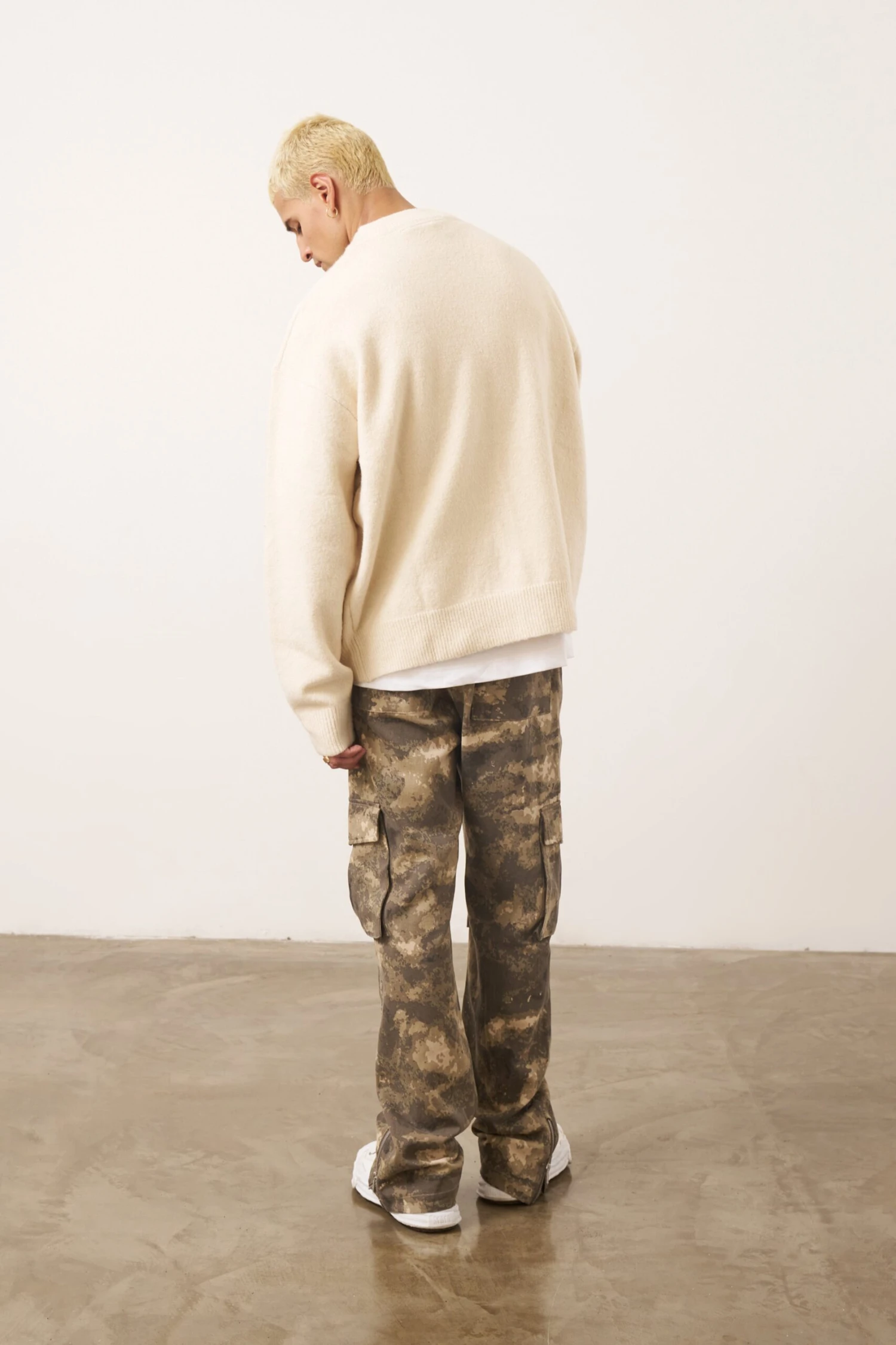 COUTURE SCRIPT KNITTED CREW - OFF WHITE - Image 9