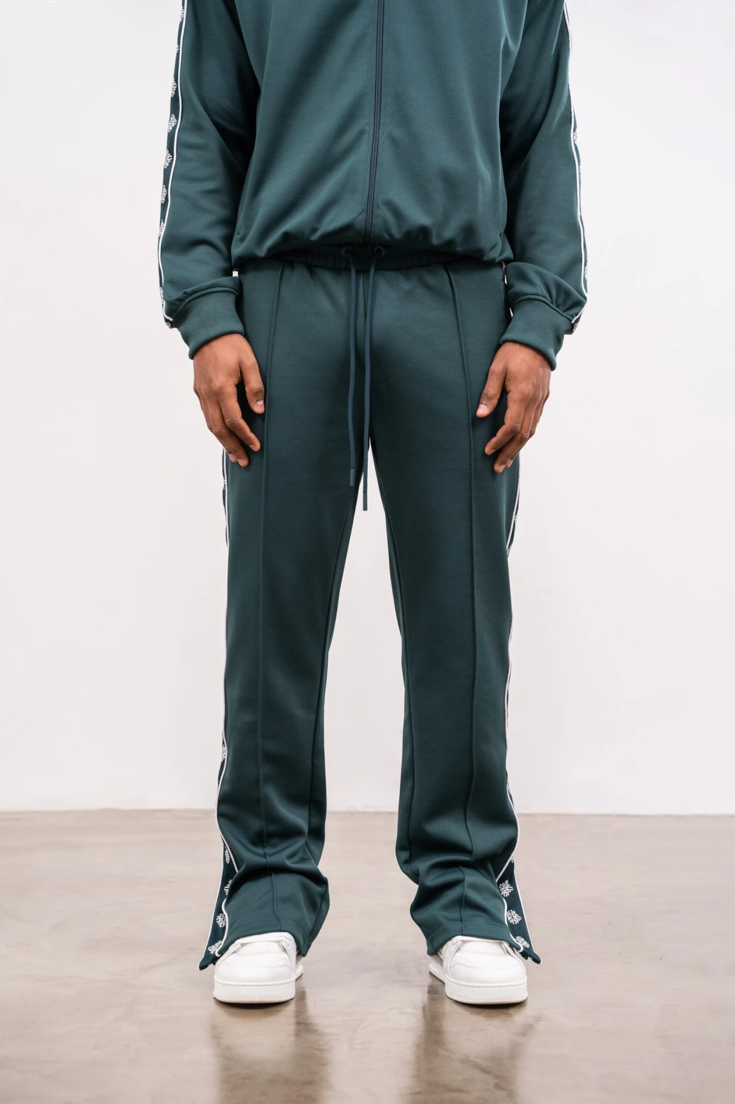 EMBLEM TRACK JOGGERS - GREEN - Image 4