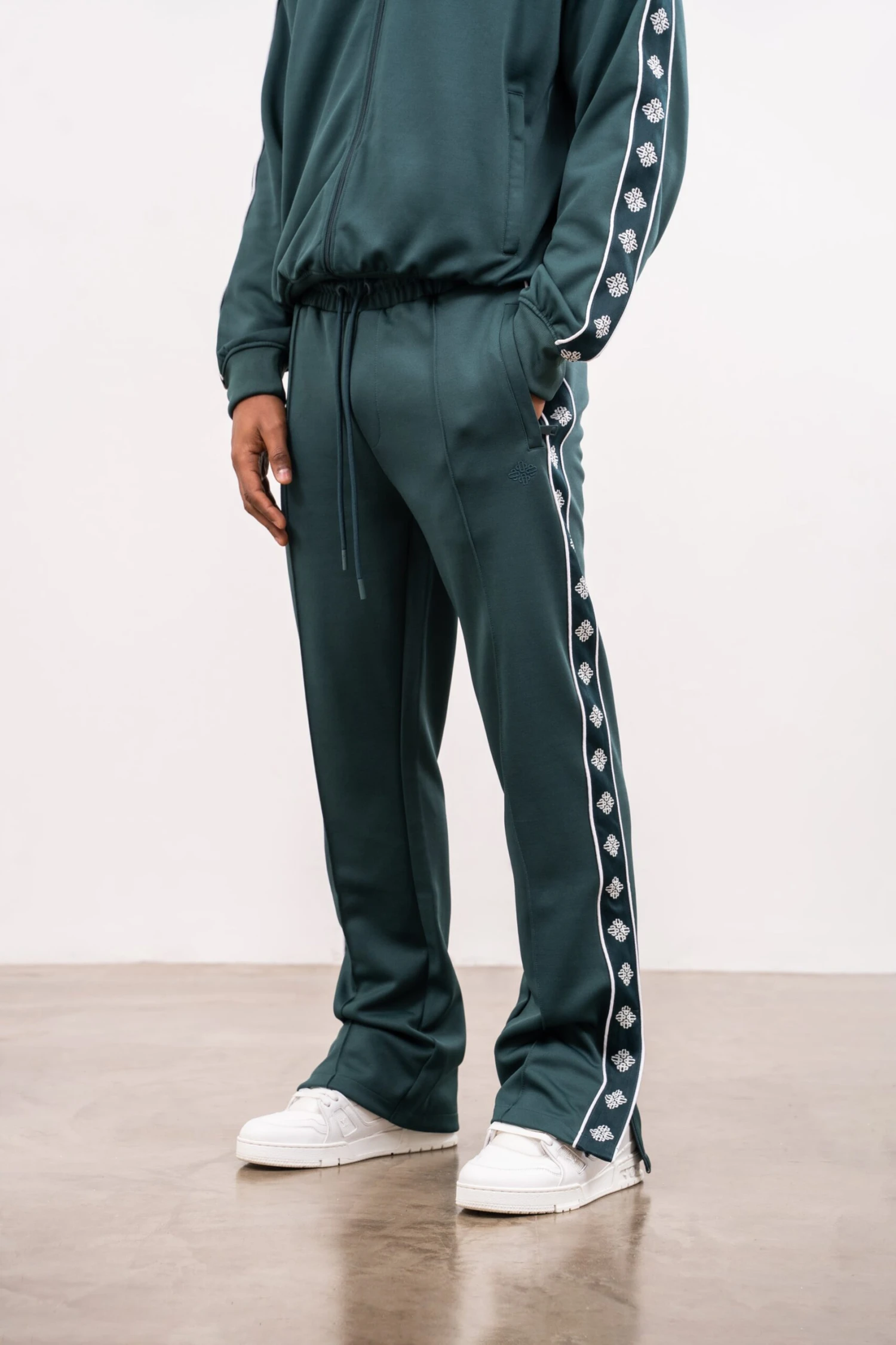 EMBLEM TRACK JOGGERS - GREEN - Image 2