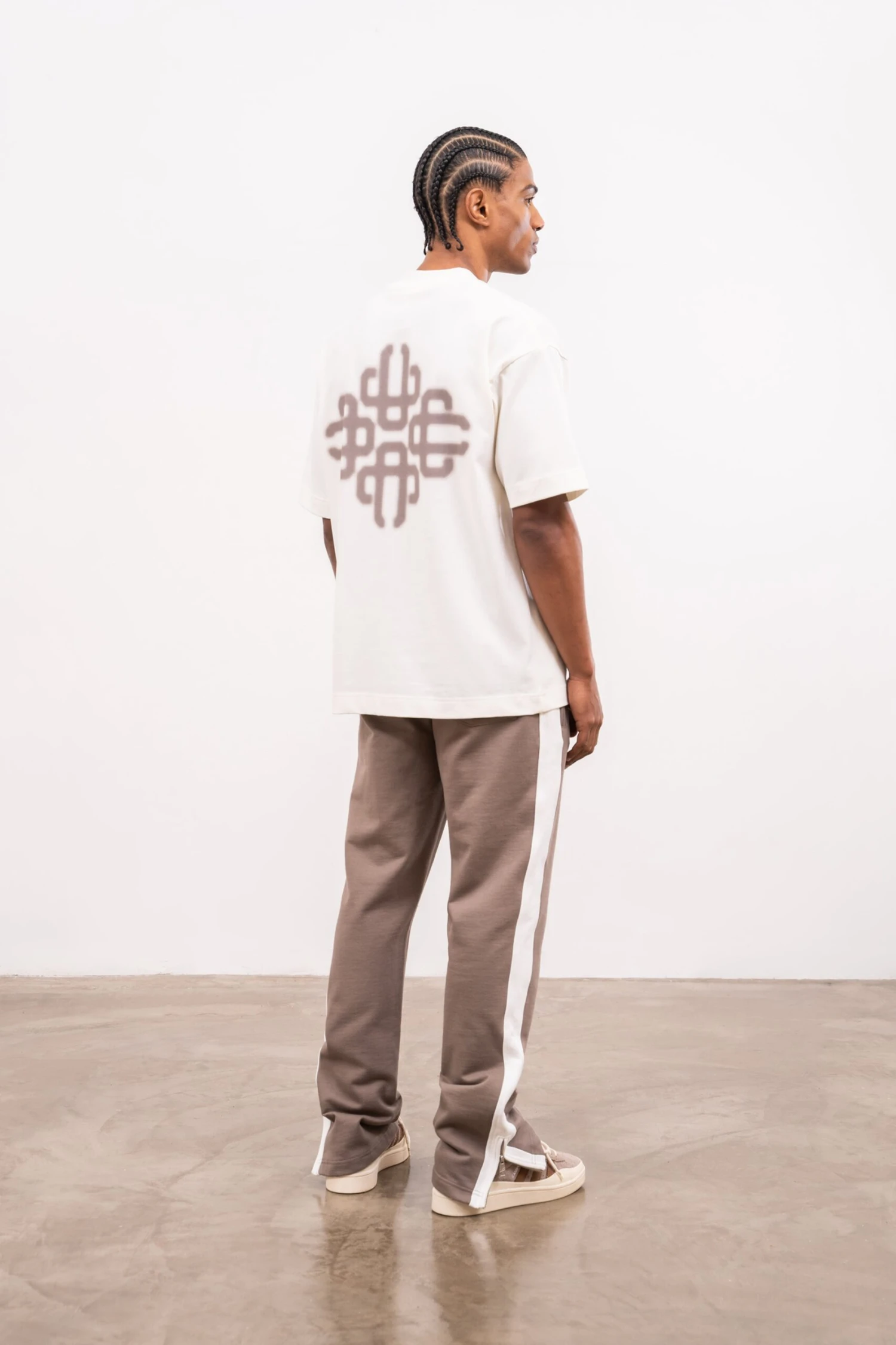 BLURRED GRAPHIC EMBLEM T-SHIRT - OFF WHITE - Image 7