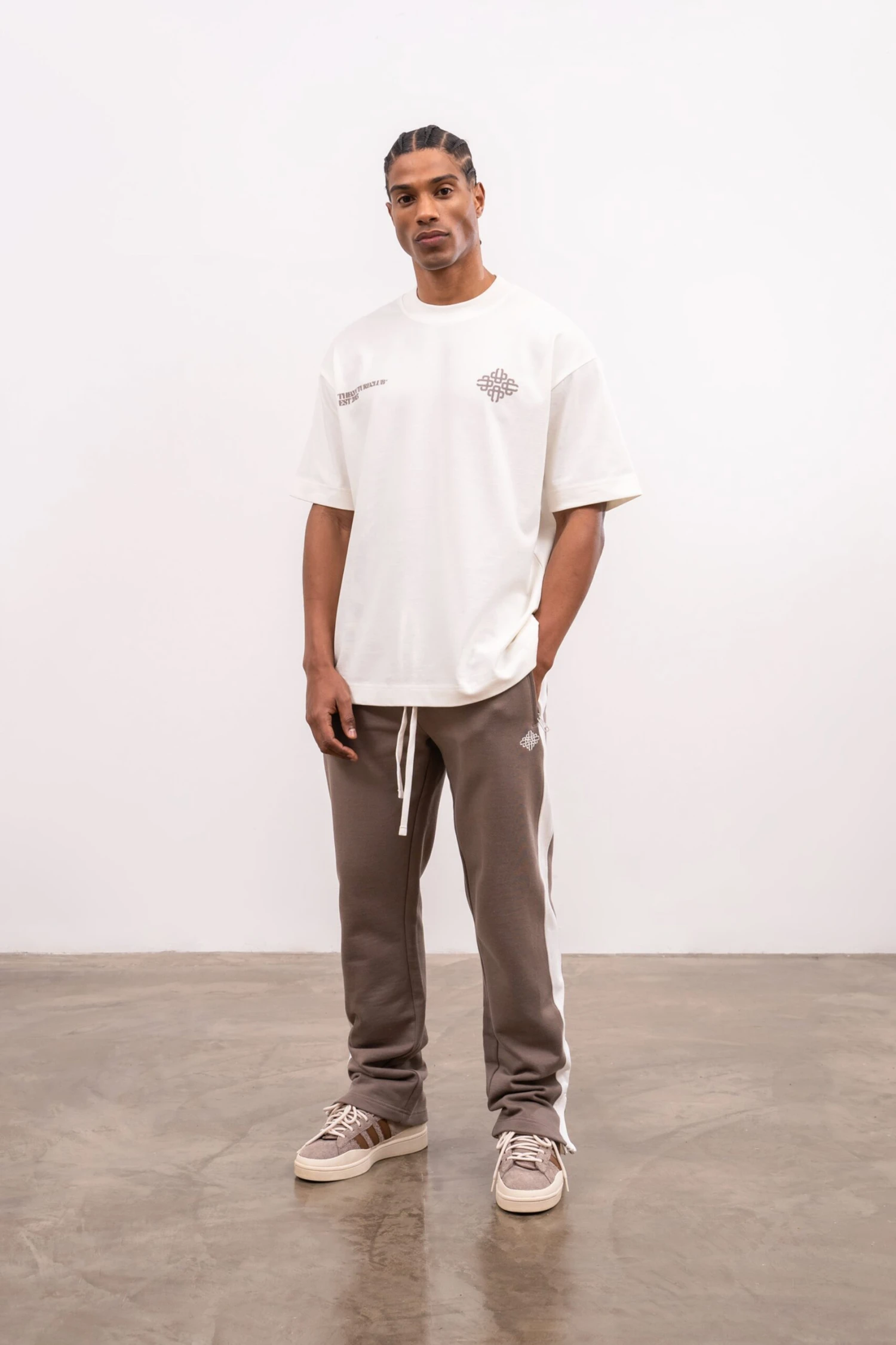 BLURRED GRAPHIC EMBLEM T-SHIRT - OFF WHITE - Image 2