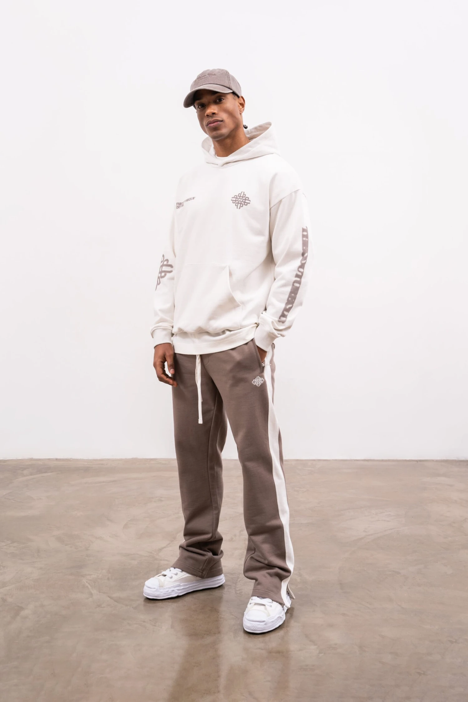 BLURRED EMBLEM GRAPHIC HOODIE - OFF WHITE - Image 7