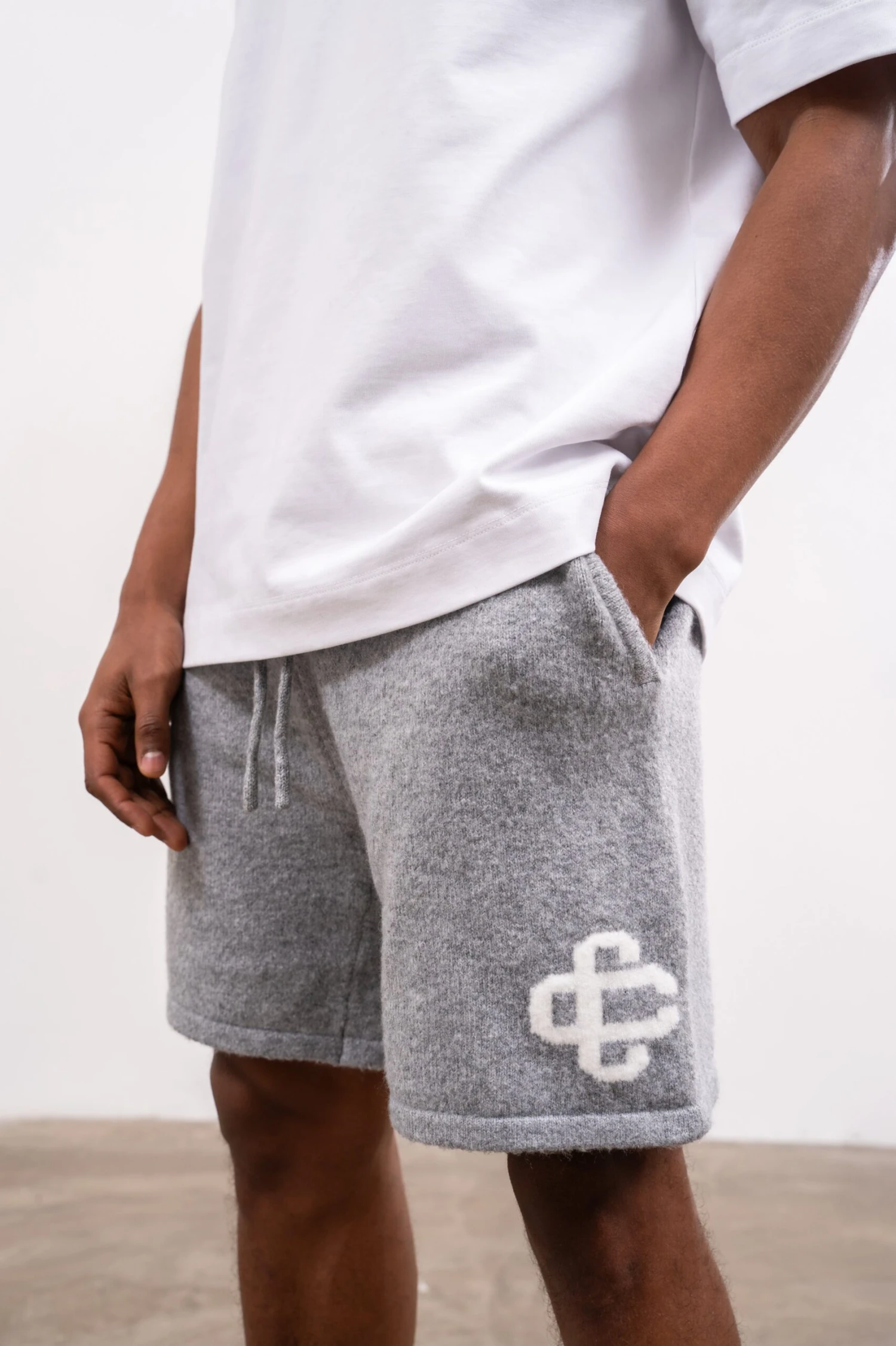 FLUFFY KNIT EMBLEM SHORTS - GREY MARL - Image 3