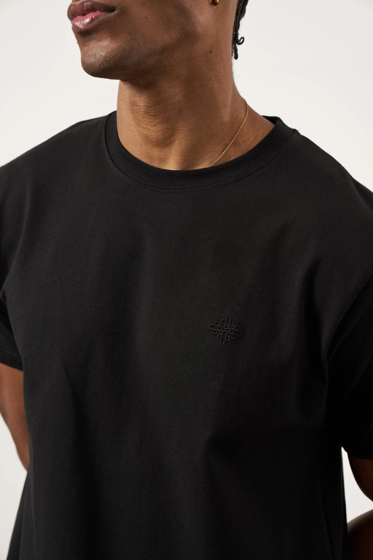 EMBLEM EMBROIDERED SLIM FIT T-SHIRT - BLACK - Image 5