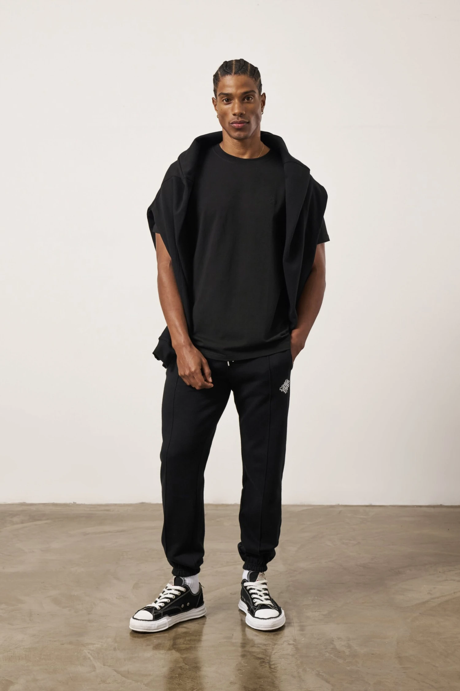 EMBLEM EMBROIDERED SLIM FIT T-SHIRT - BLACK - Image 6