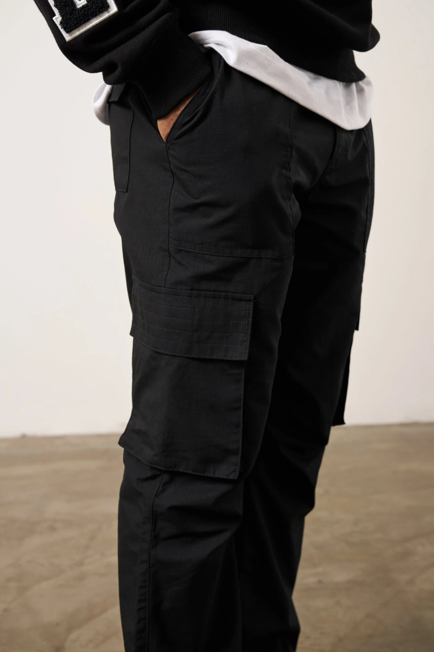 RIPSTOP RELAXED CARGO TROUSERS - BLACK - Image 6