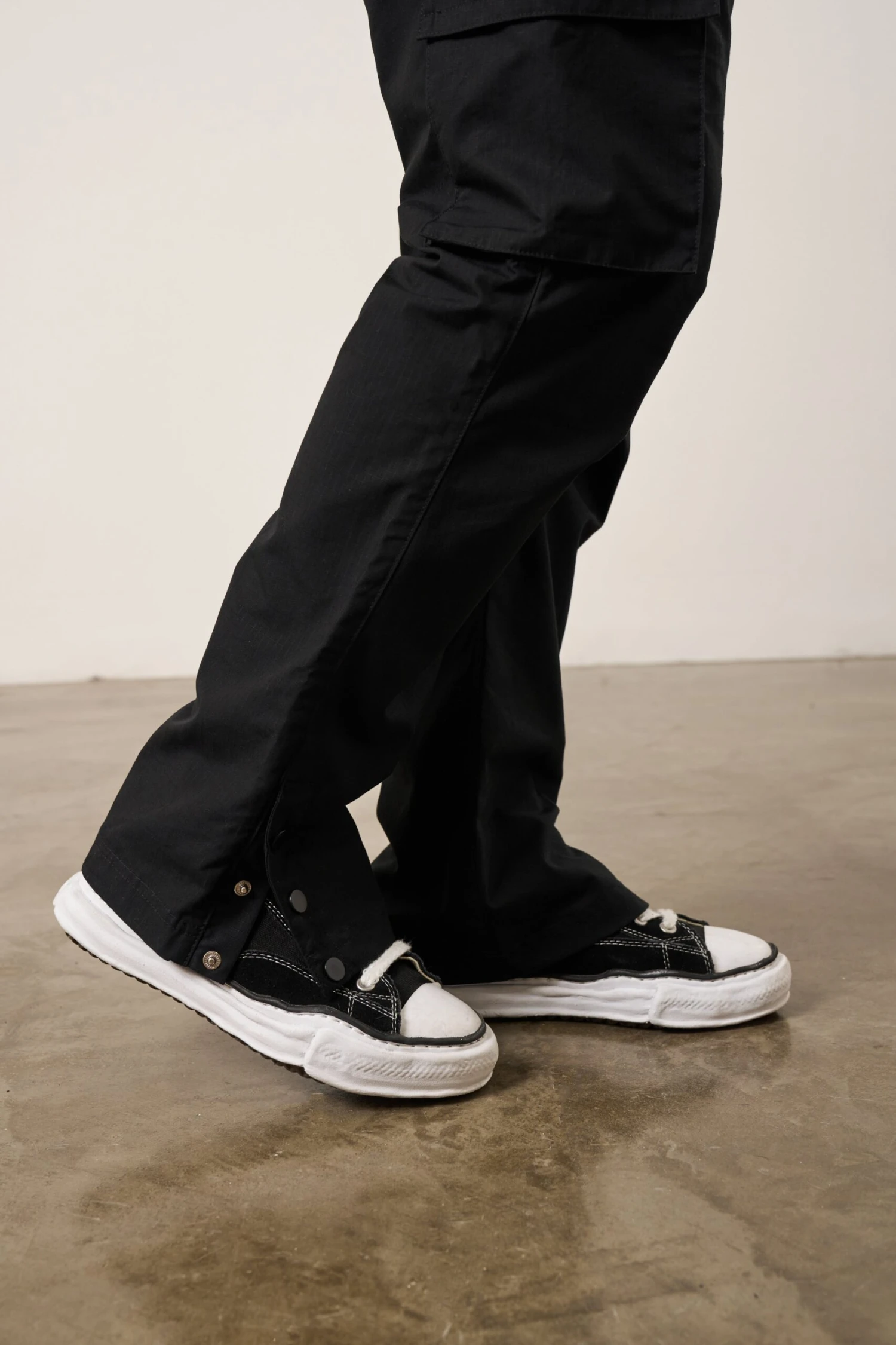 RIPSTOP RELAXED CARGO TROUSERS - BLACK - Image 7