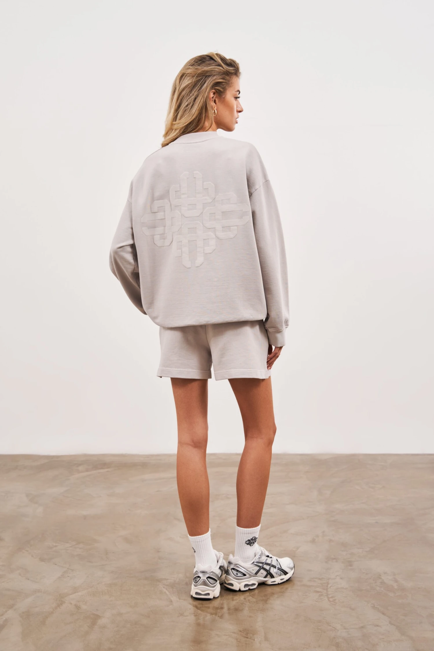 EMBLEM OVERSIZED SWEATSHIRT - WASHED GREY - Image 5
