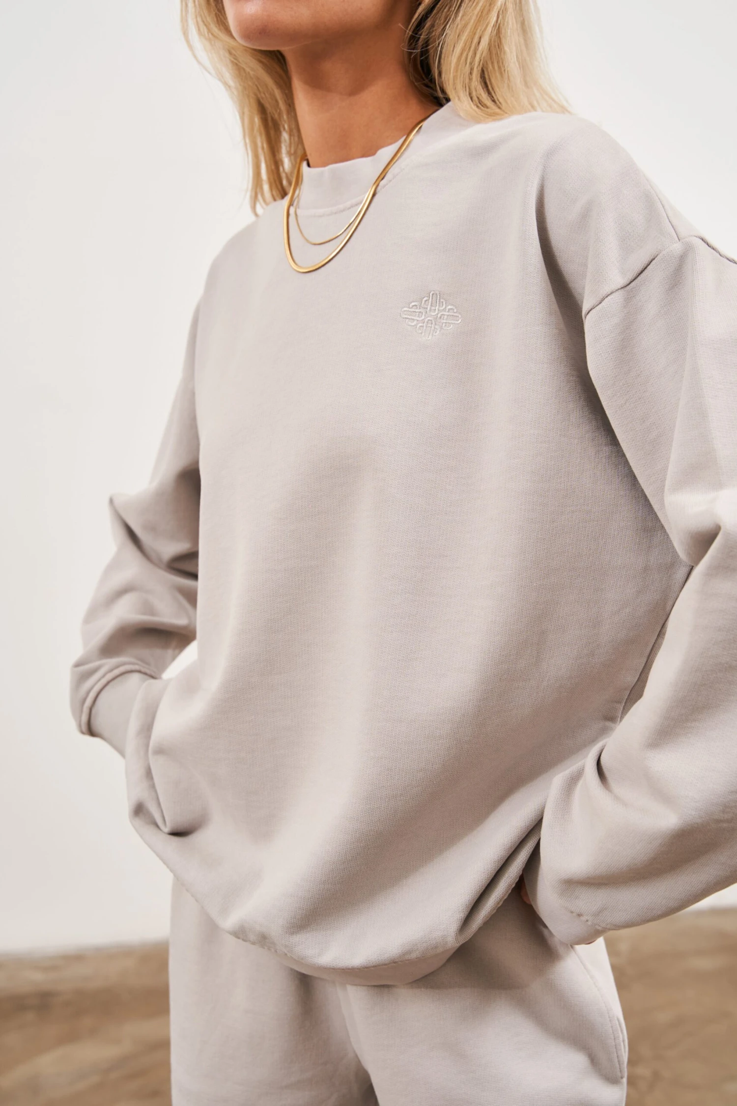 EMBLEM OVERSIZED SWEATSHIRT - WASHED GREY - Image 4