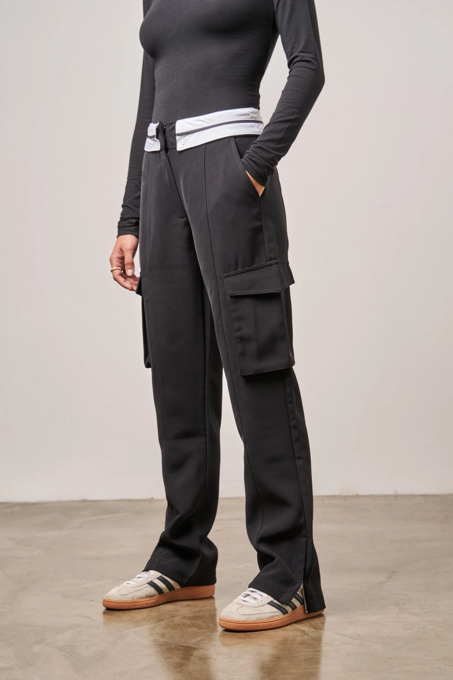 REVERSE WAISTBAND SMART CARGO TROUSER - BLACK - Image 2