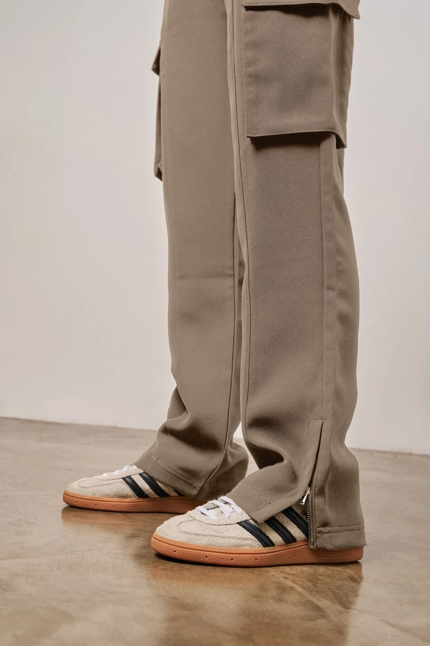 REVERSE WAISTBAND SMART CARGO TROUSER - BEIGE - Image 4