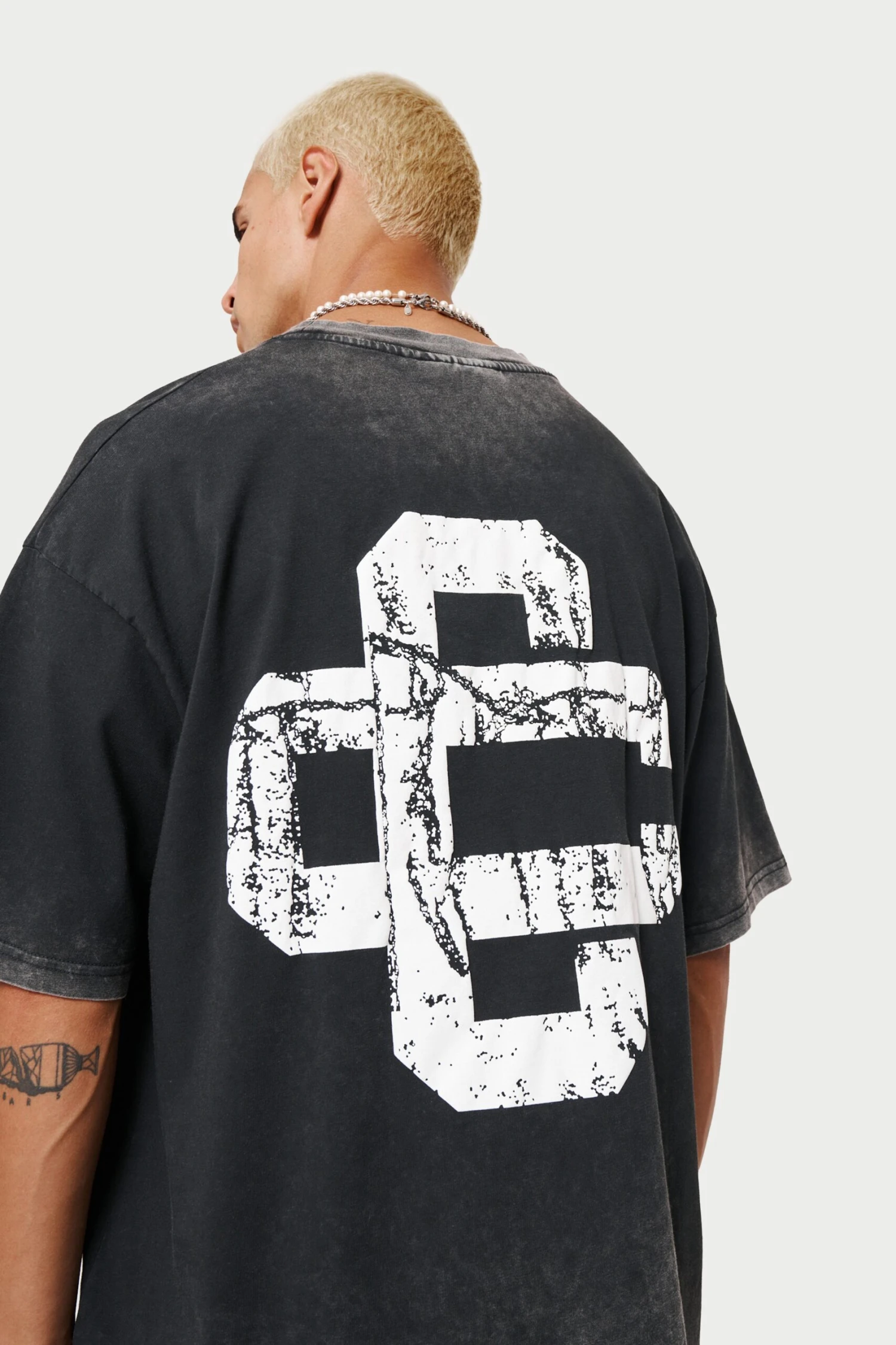 CRACKED PRINT EMBLEM RELAXED T-SHIRT - ACID WASH - Image 2