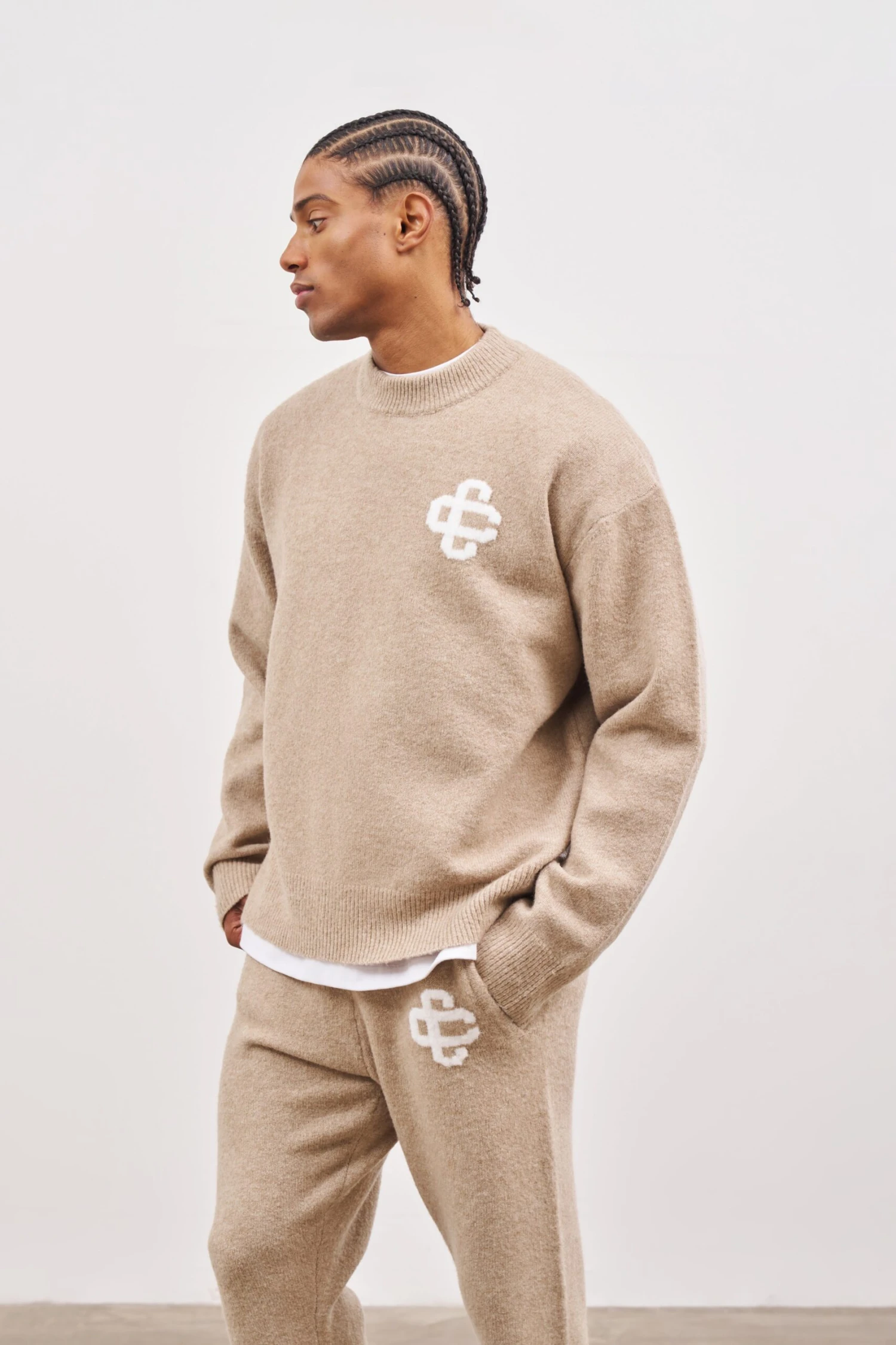 FLUFFY KNIT EMBLEM CREW - BEIGE - Image 8