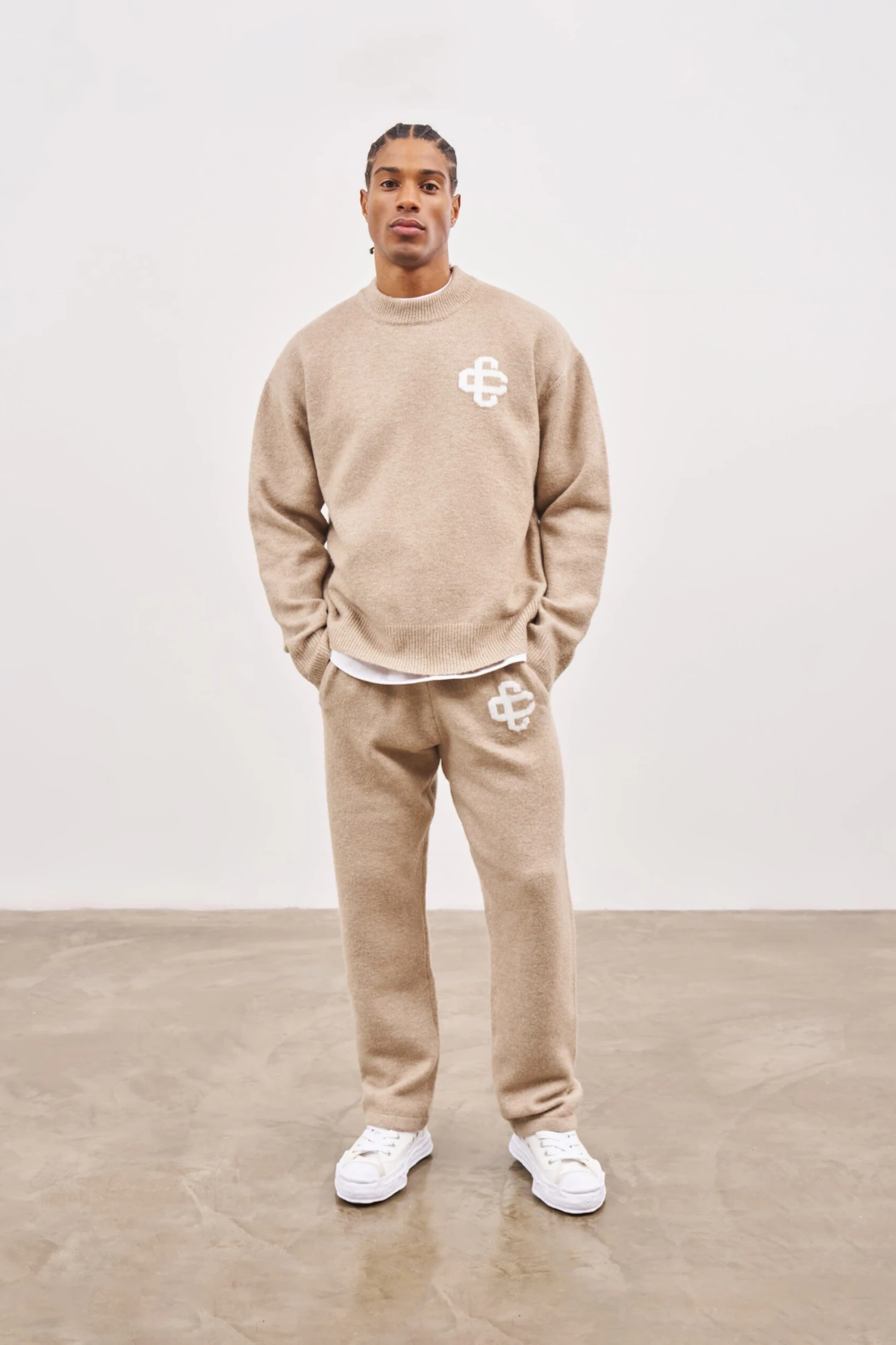 FLUFFY KNIT EMBLEM CREW - BEIGE - Image 5