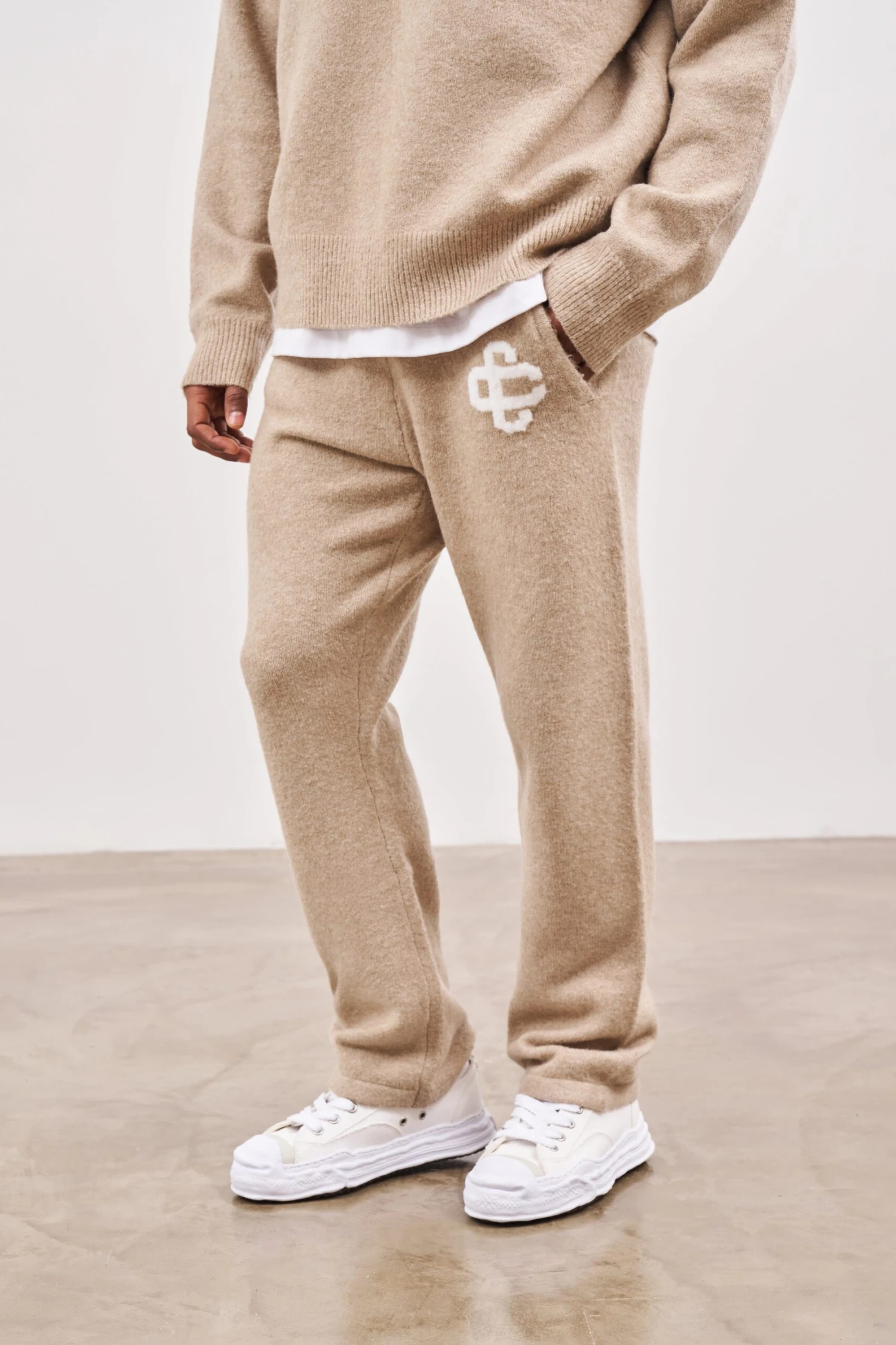 FLUFFY KNIT EMBLEM JOGGERS - BEIGE - Image 7