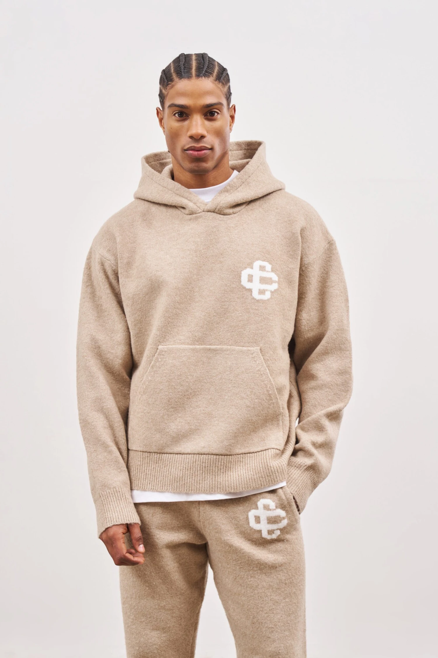 FLUFFY KNIT EMBLEM HOODIE - BEIGE - Image 3