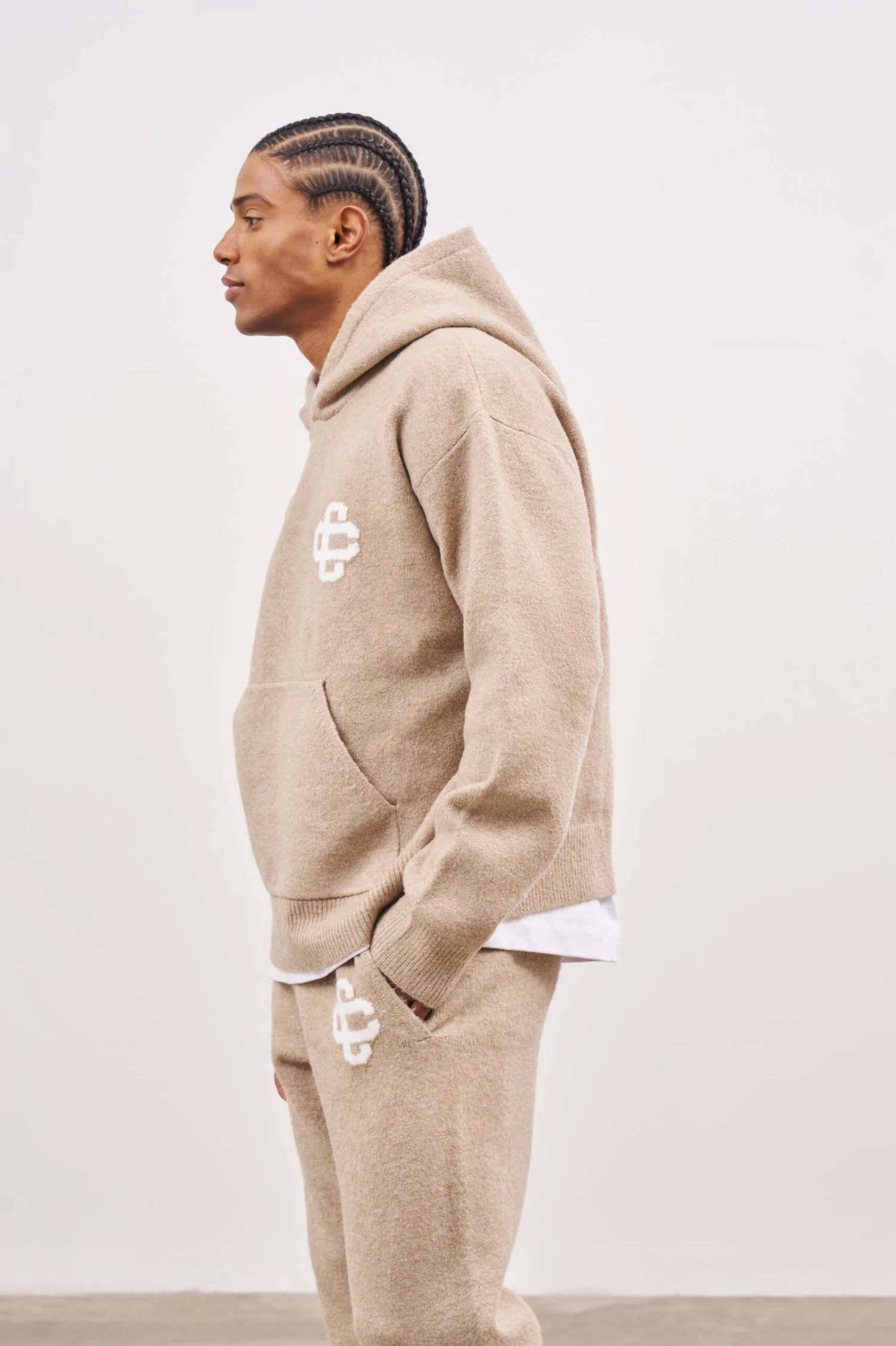 FLUFFY KNIT EMBLEM HOODIE - BEIGE - Image 6