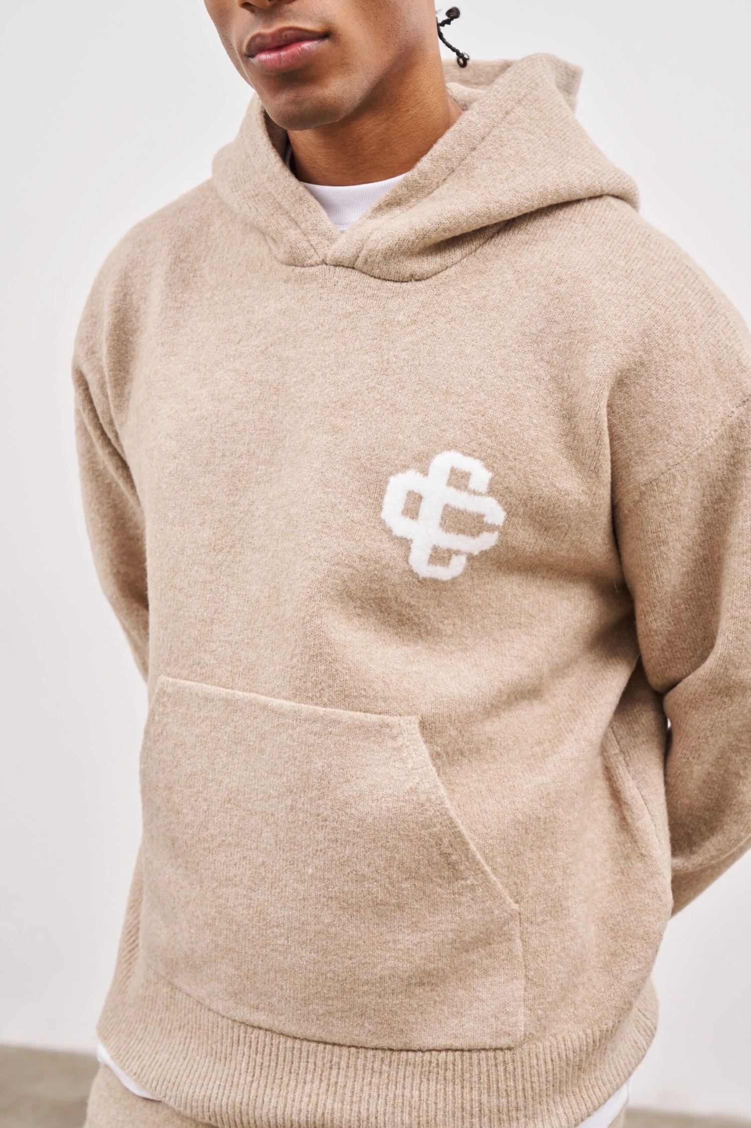 FLUFFY KNIT EMBLEM HOODIE - BEIGE - Image 5