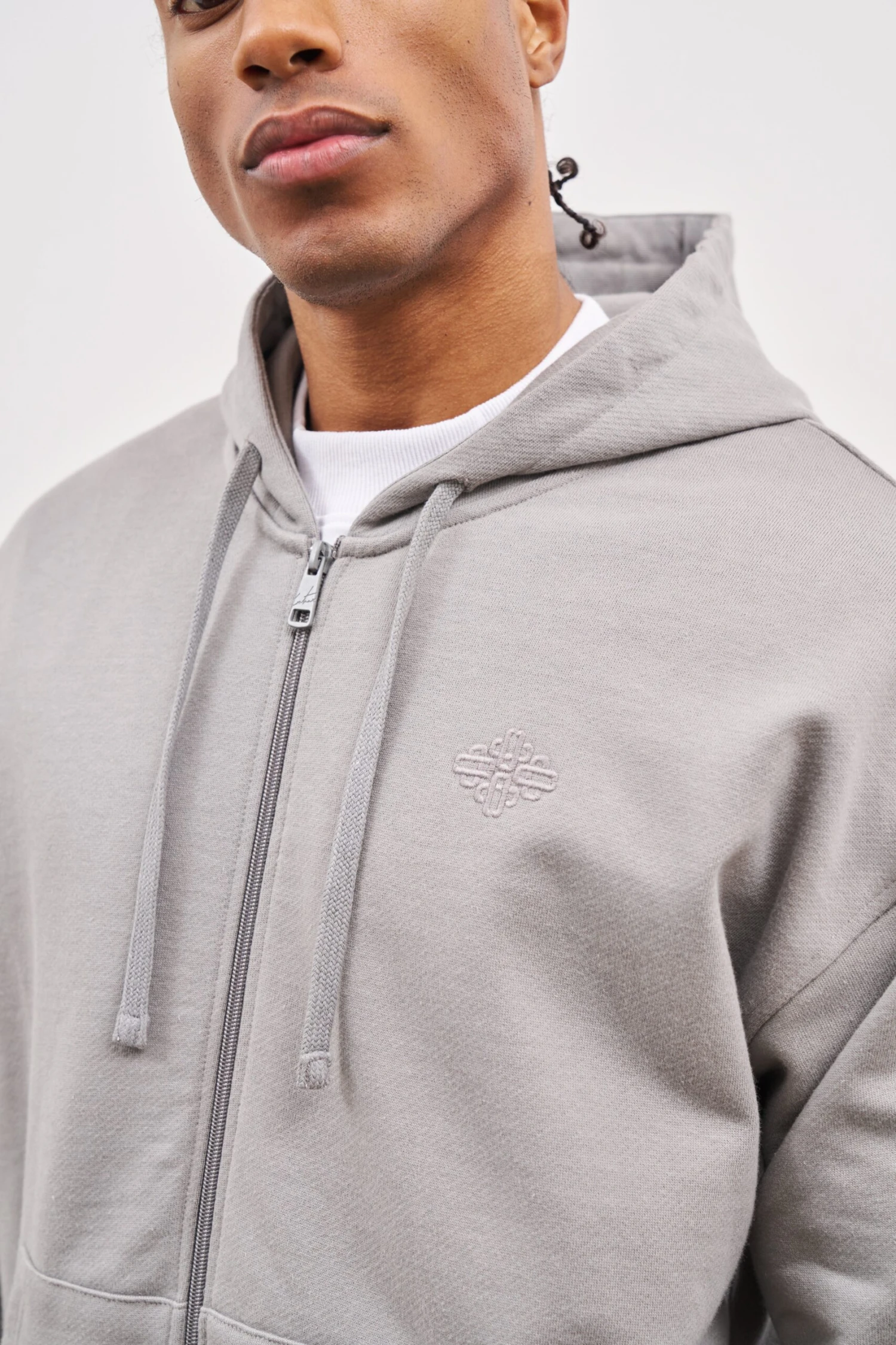 EMBLEM EMBROIDERED LOGO ZIP THROUGH HOODIE - GREY - Image 5