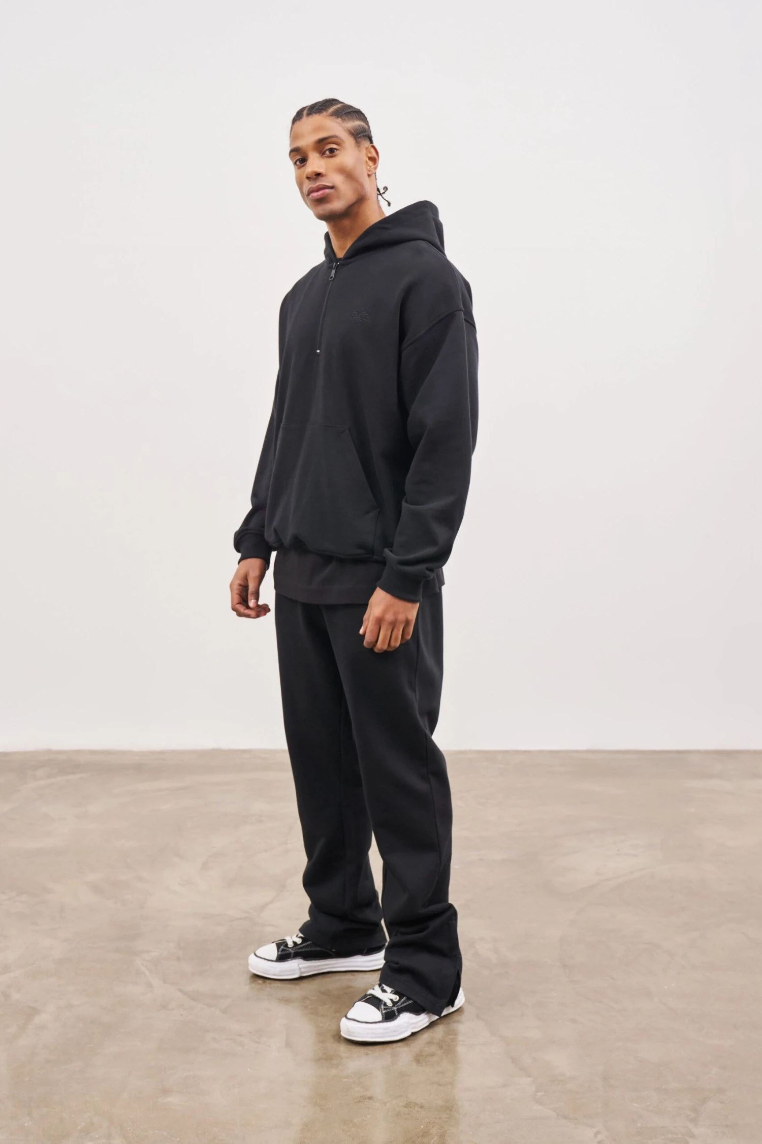 STRAIGHT LEG EMBROIDERED EMBLEM JOGGERS - BLACK - Image 7